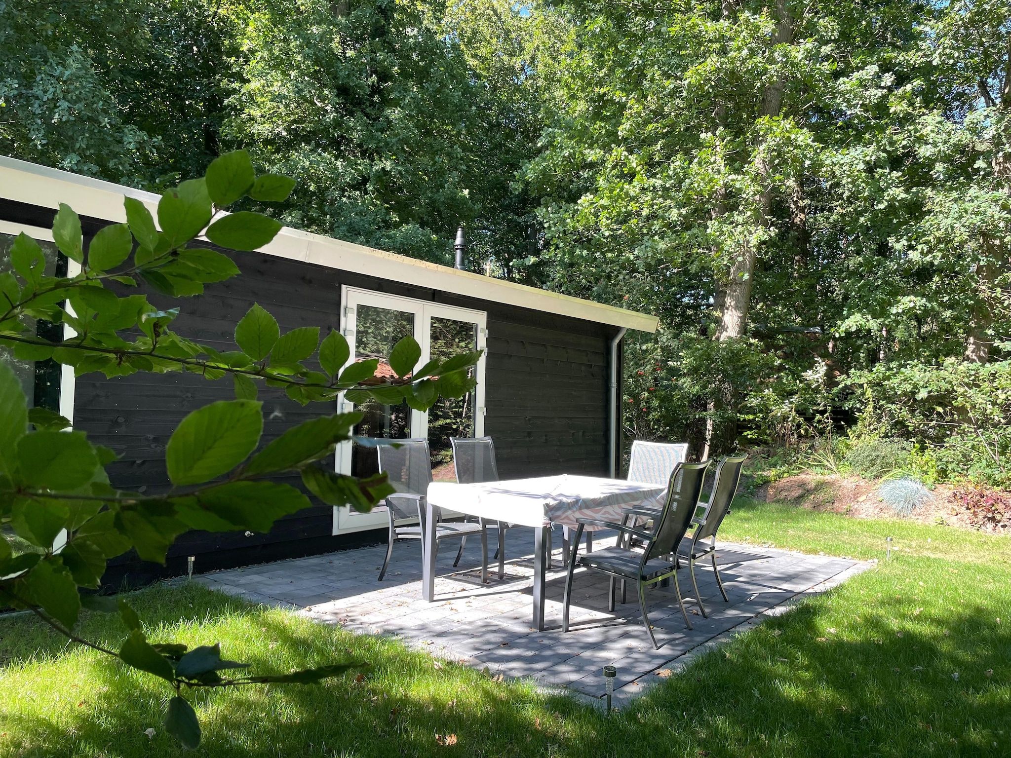 Het terras van De Hooischuur in Hellendoorn in Hellendoorn