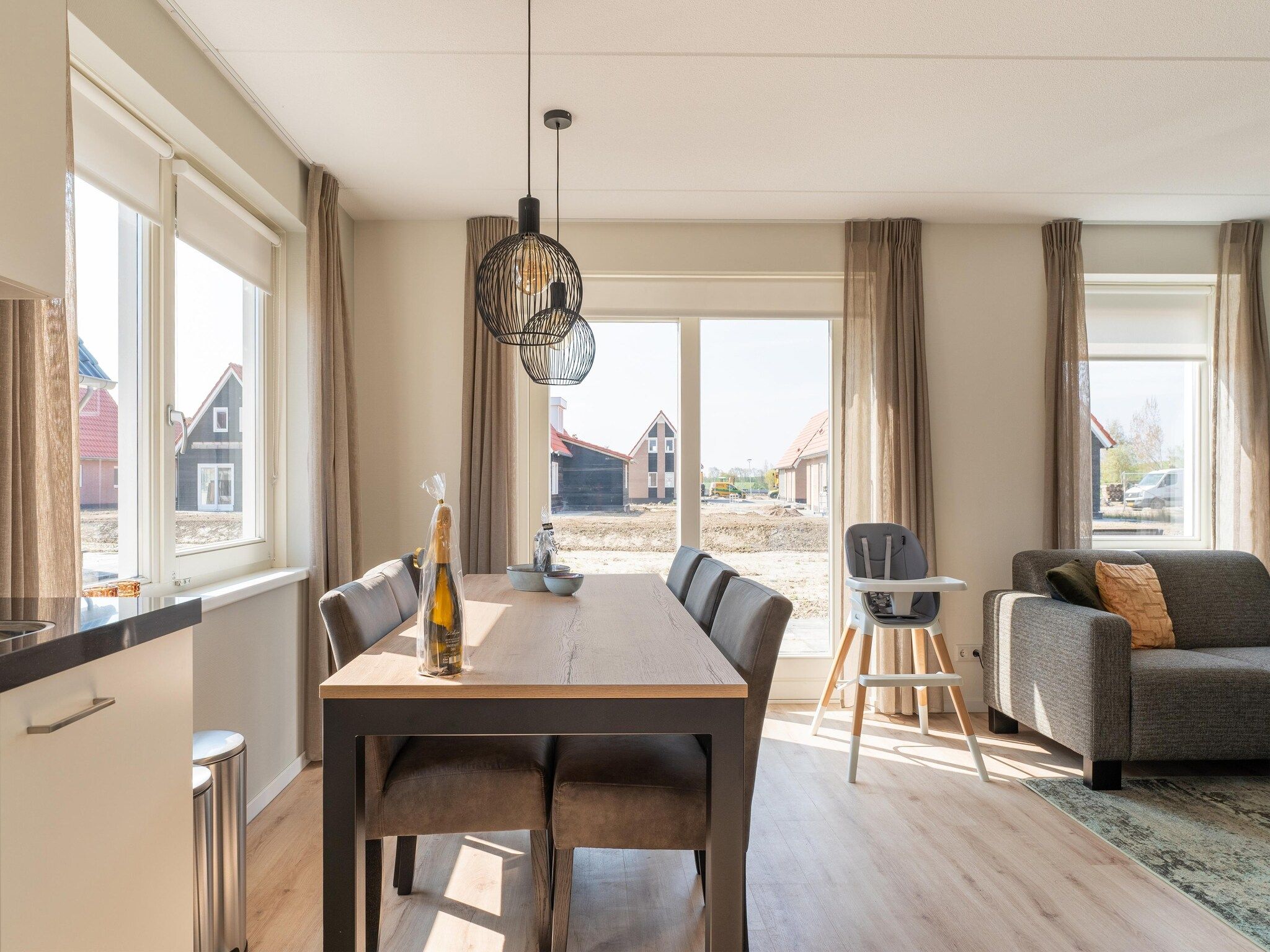 De eetkamer van De Tjiftjaf Huis Nr 21 in Scherpenisse