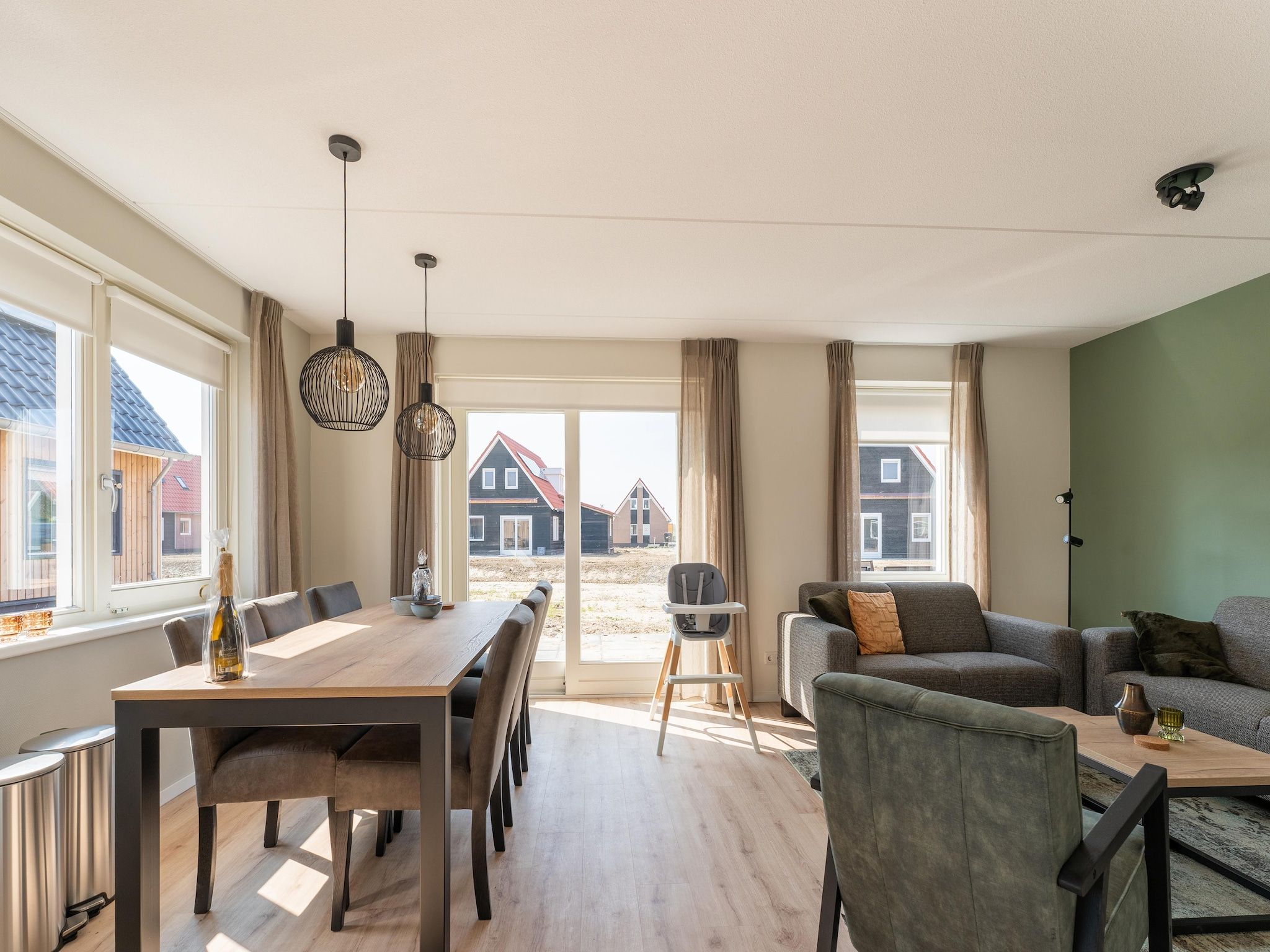 De eetkamer van De Tjiftjaf Huis Nr 21 in Scherpenisse