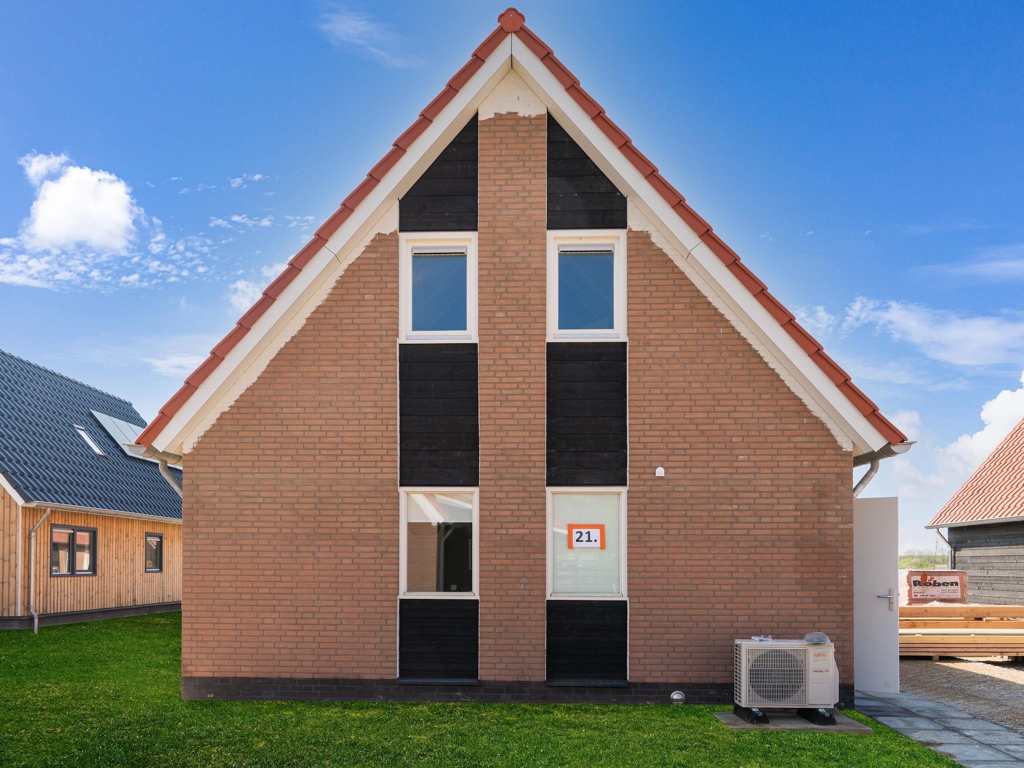 De buitenkant van De Tjiftjaf Huis Nr 21 in Scherpenisse