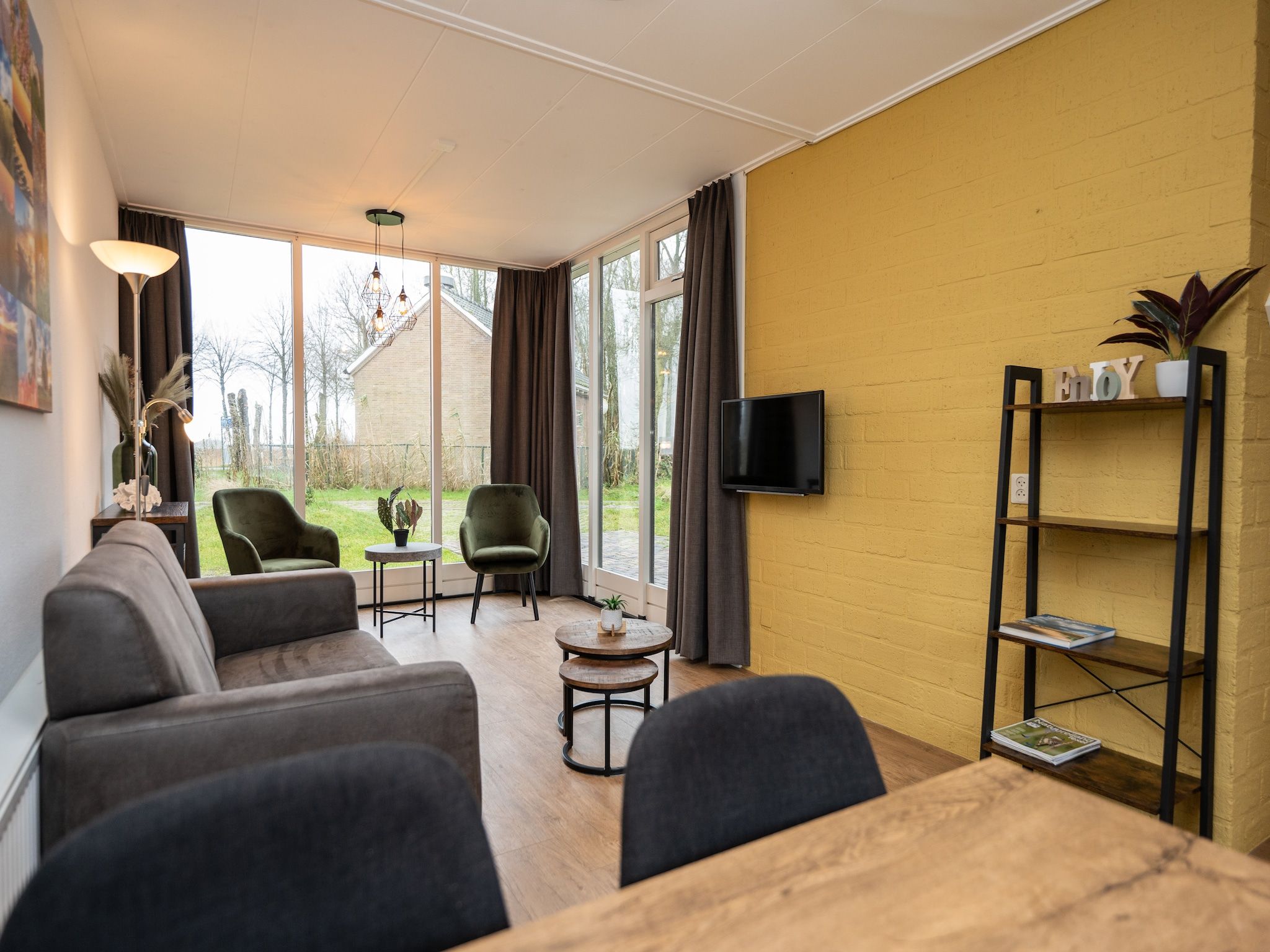 De woonkamer van Vakantiepark 't Eibernest Texel 1 in De Cocksdorp