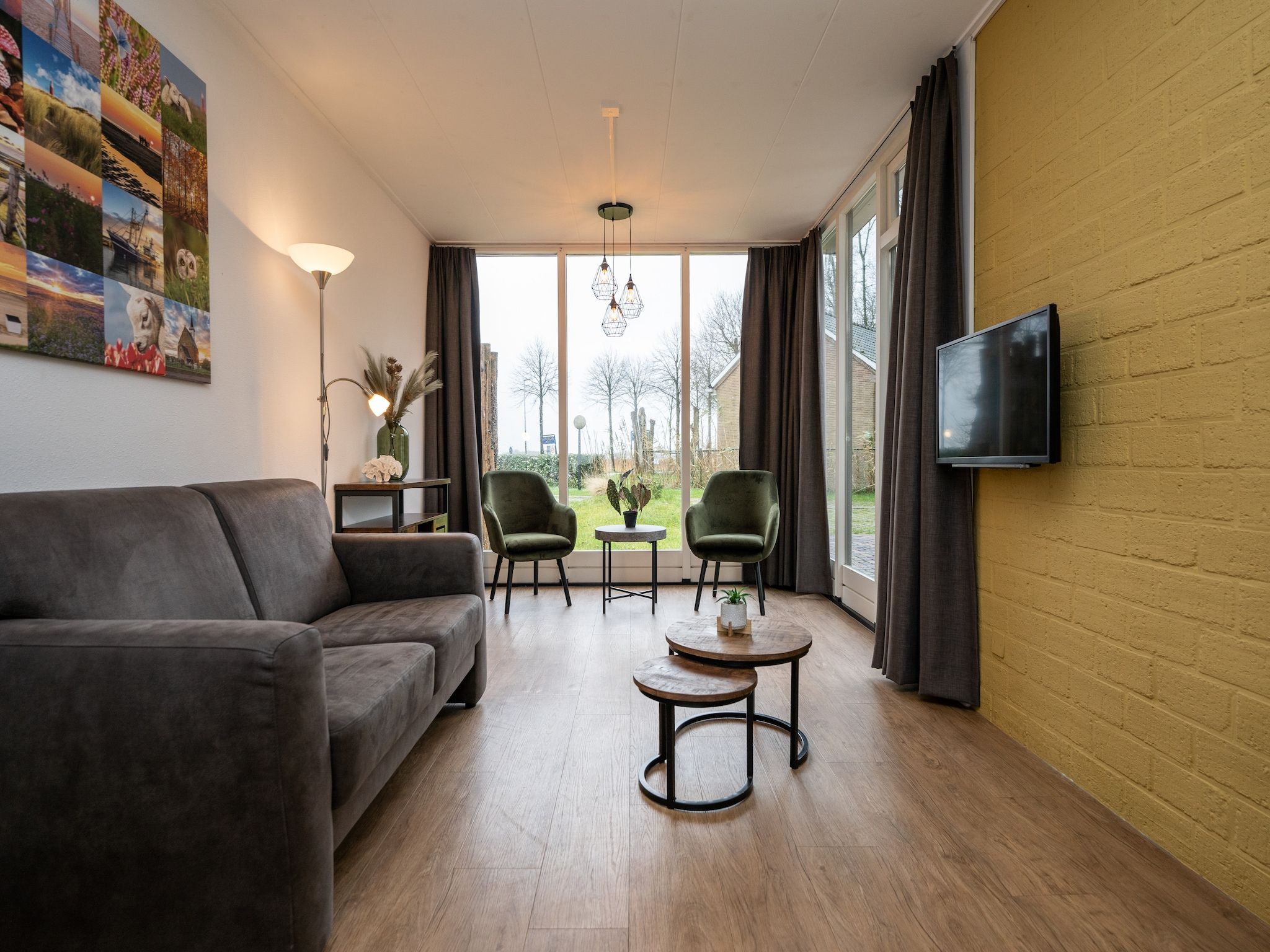De woonkamer van Vakantiepark 't Eibernest Texel 1 in De Cocksdorp