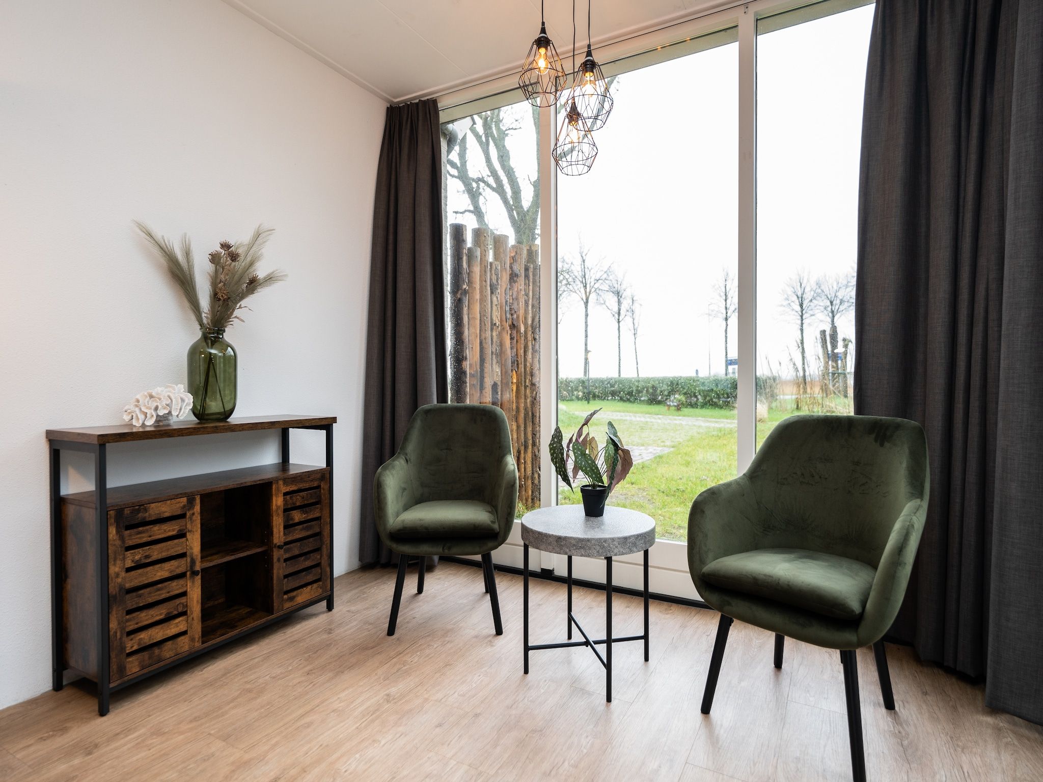 De woonkamer van Vakantiepark 't Eibernest Texel 2 in De Cocksdorp