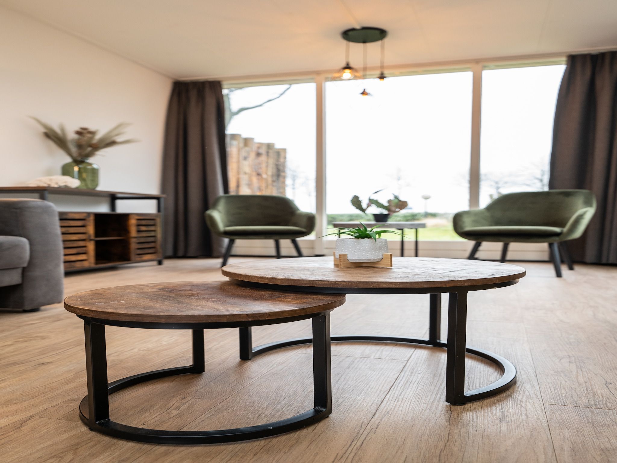 De woonkamer van Vakantiepark 't Eibernest Texel 2 in De Cocksdorp