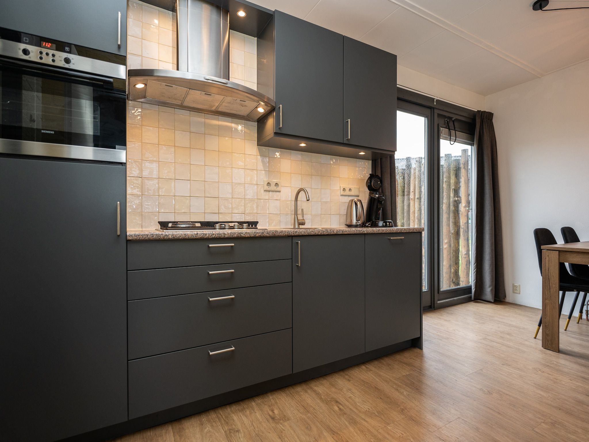 De keuken van Vakantiepark 't Eibernest Texel 2 in De Cocksdorp