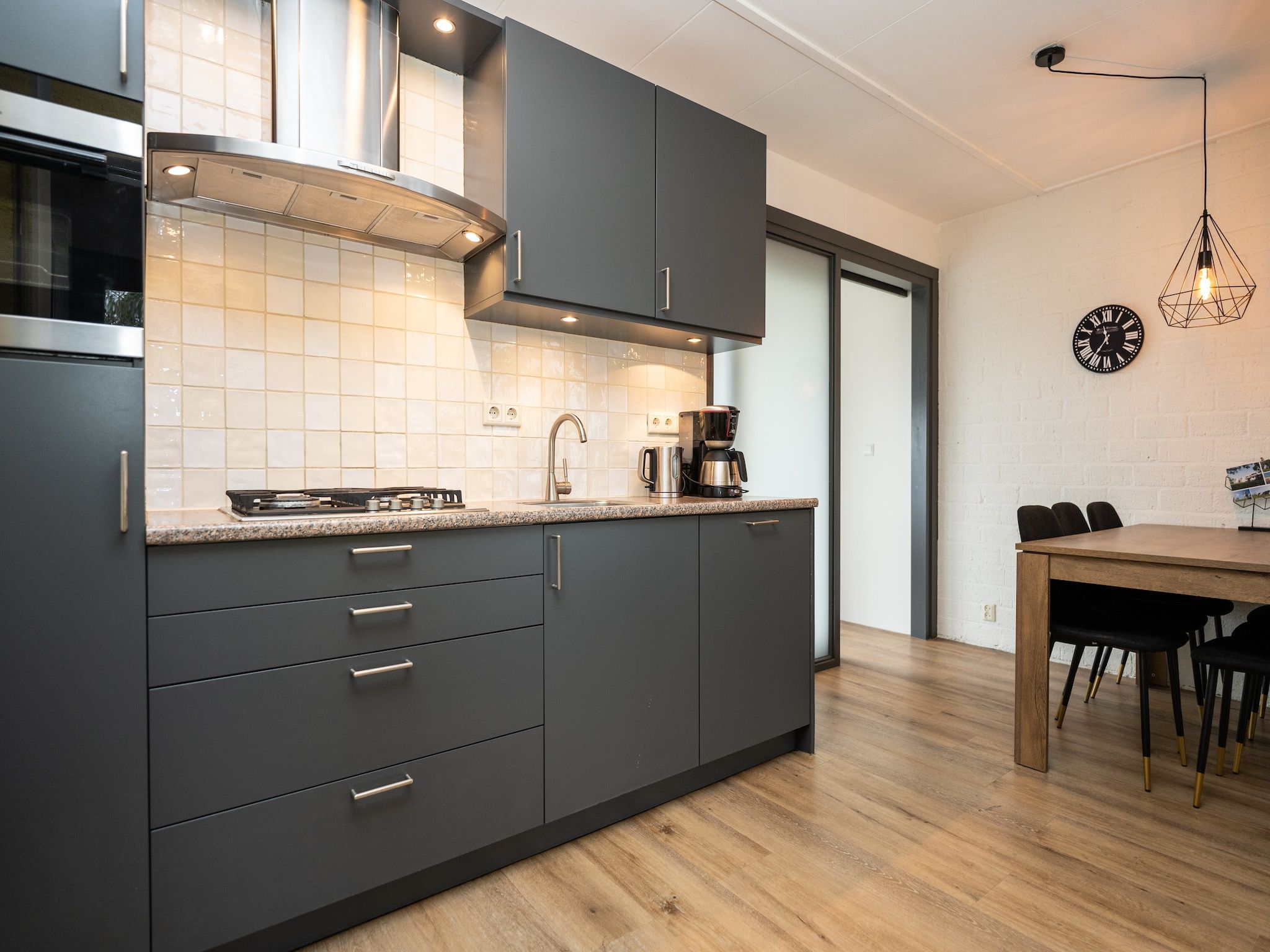 De keuken van Vakantiepark 't Eibernest Texel 2 in De Cocksdorp