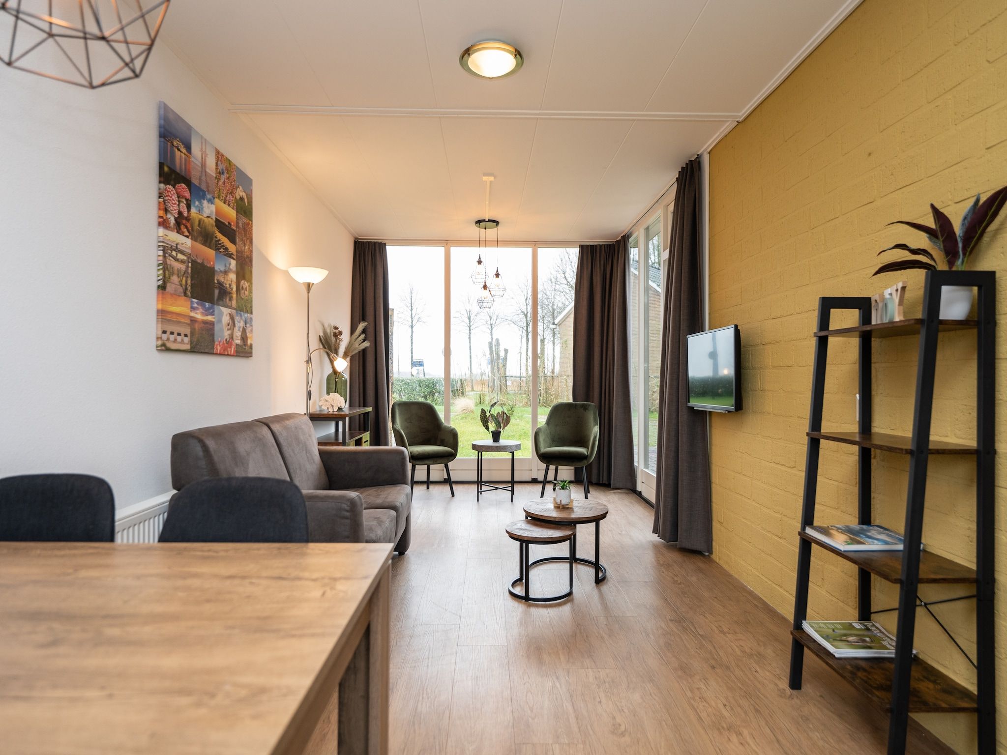 De woonkamer van Vakantiepark 't Eibernest Texel 2 in De Cocksdorp