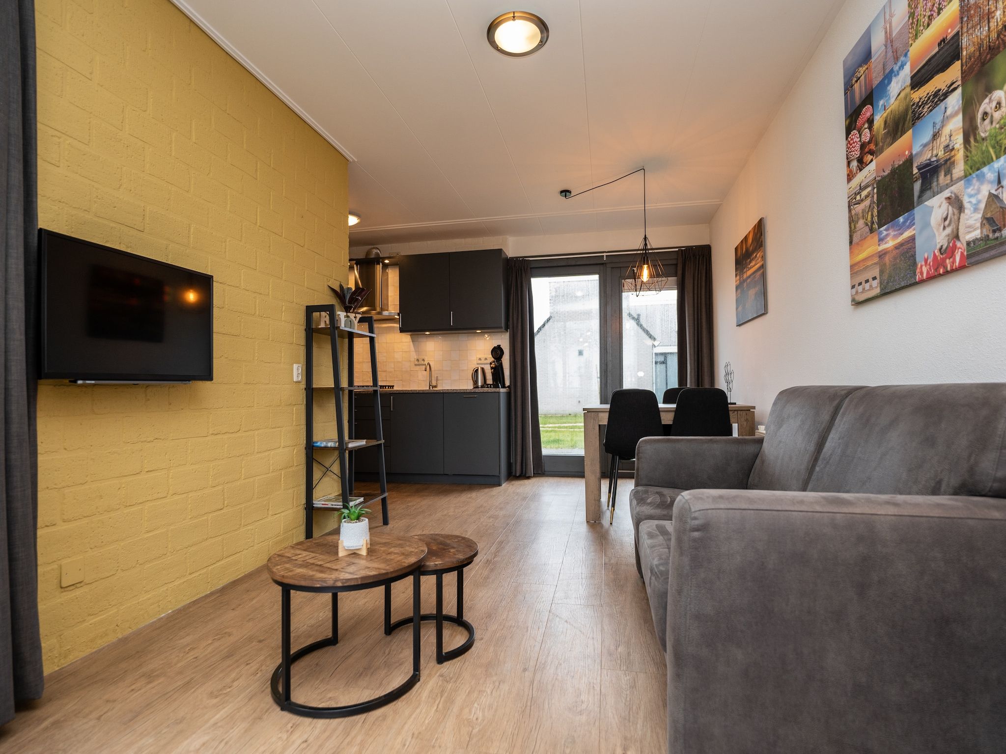 De woonkamer van Vakantiepark 't Eibernest Texel 3 in De Cocksdorp