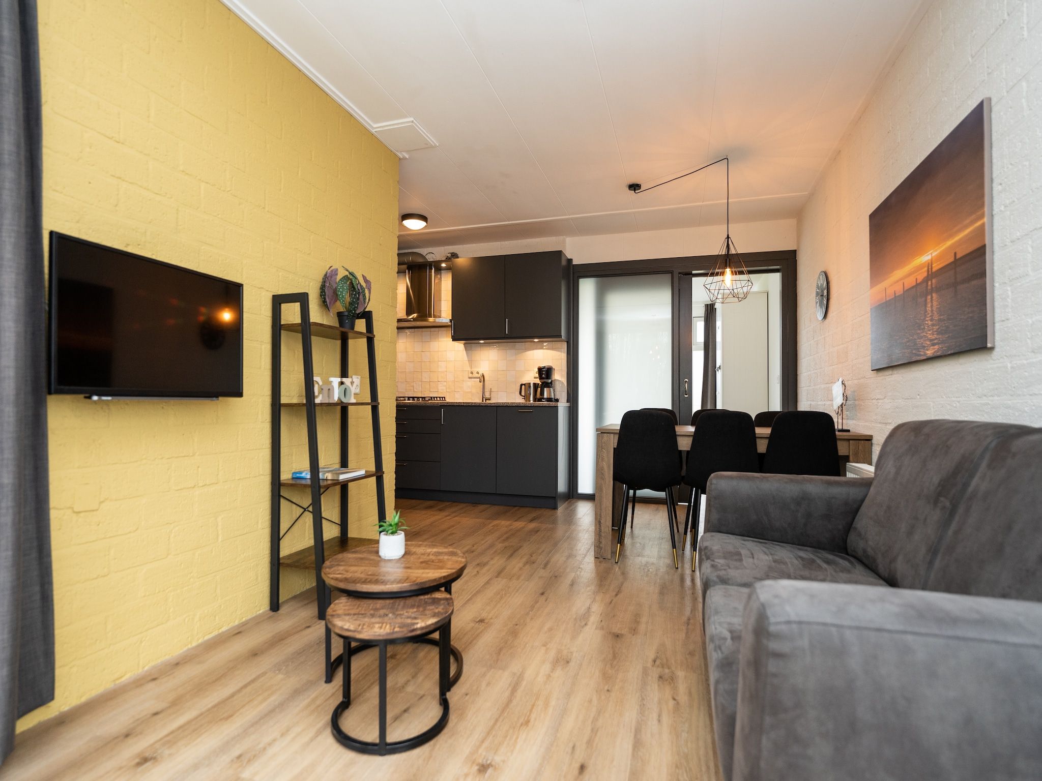 De woonkamer van Vakantiepark 't Eibernest Texel 3 in De Cocksdorp