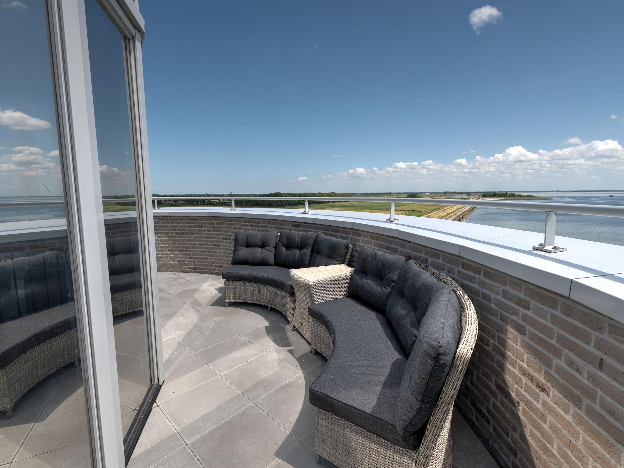 Het terras van Casa Isla Bella in Scherpenisse