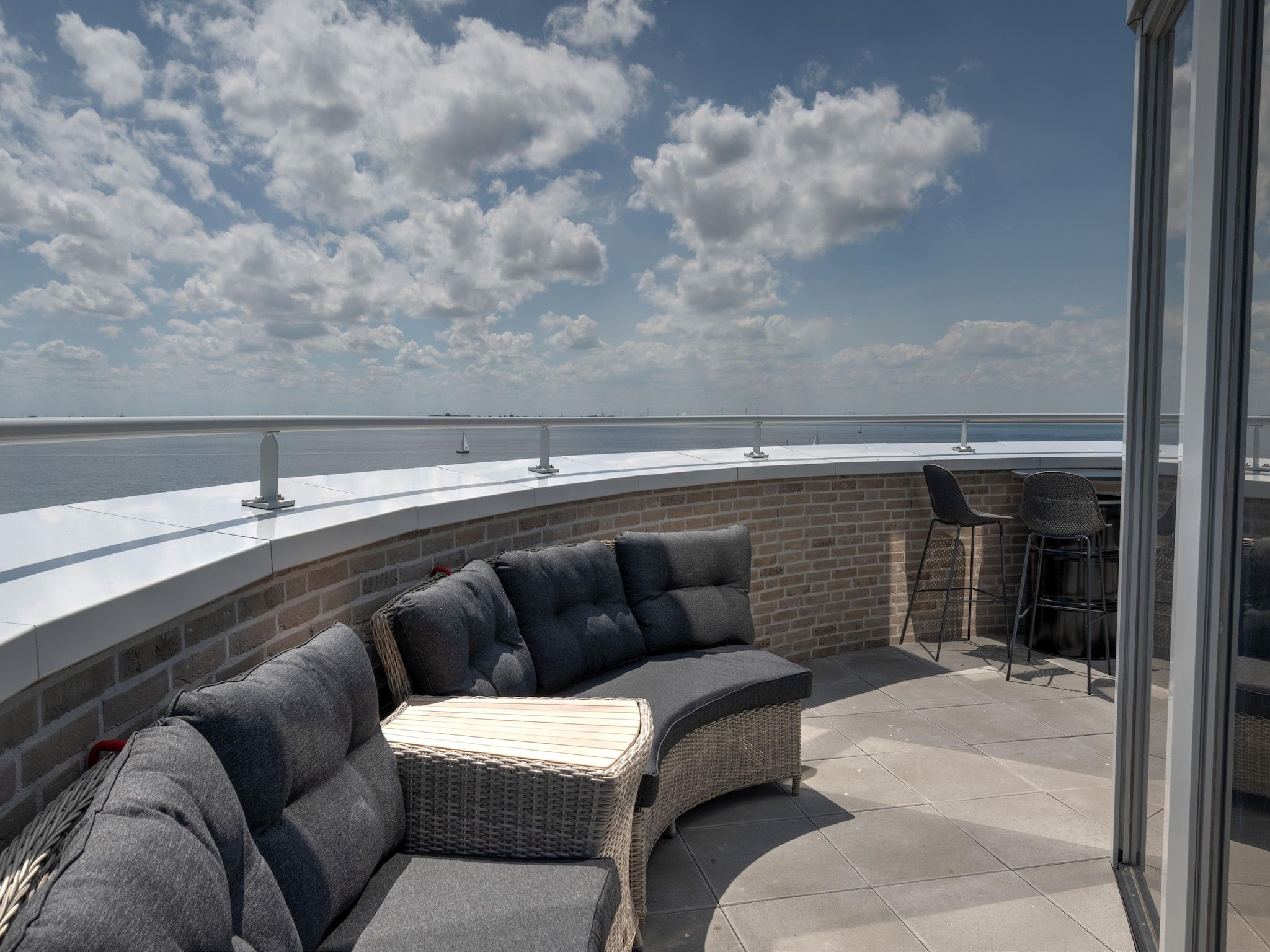 Het terras van Casa Isla Bella in Scherpenisse