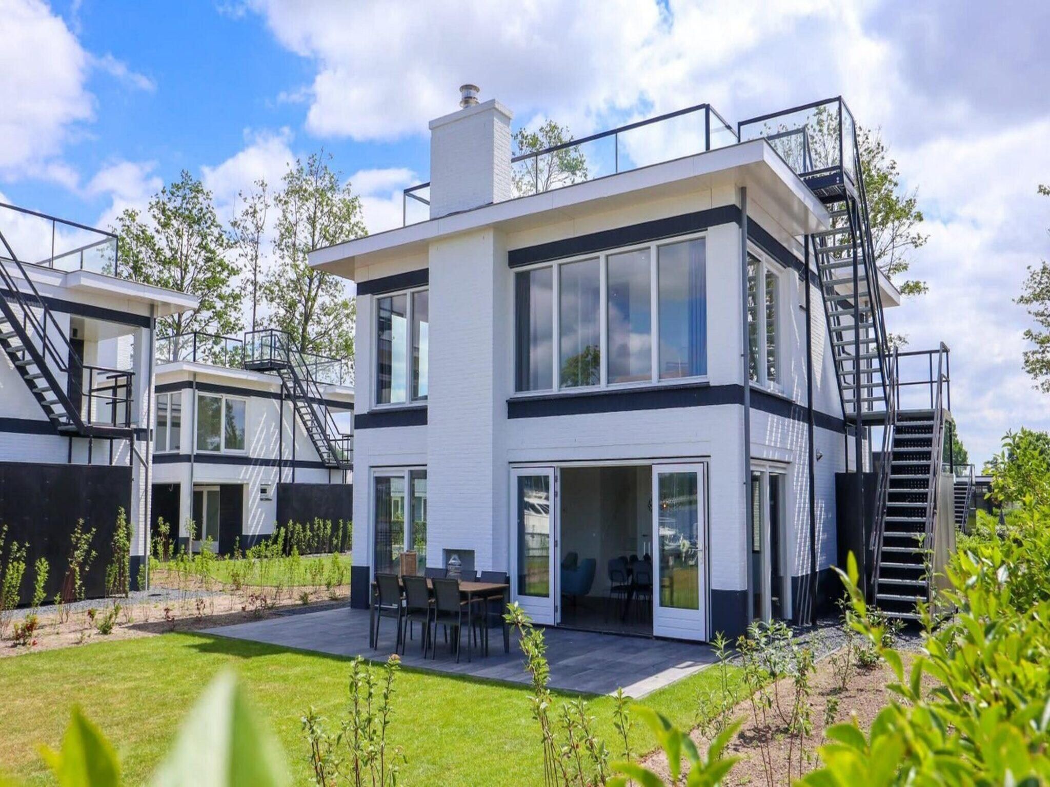 De buitenkant van Villa Meerzicht 8 in Nijkerk