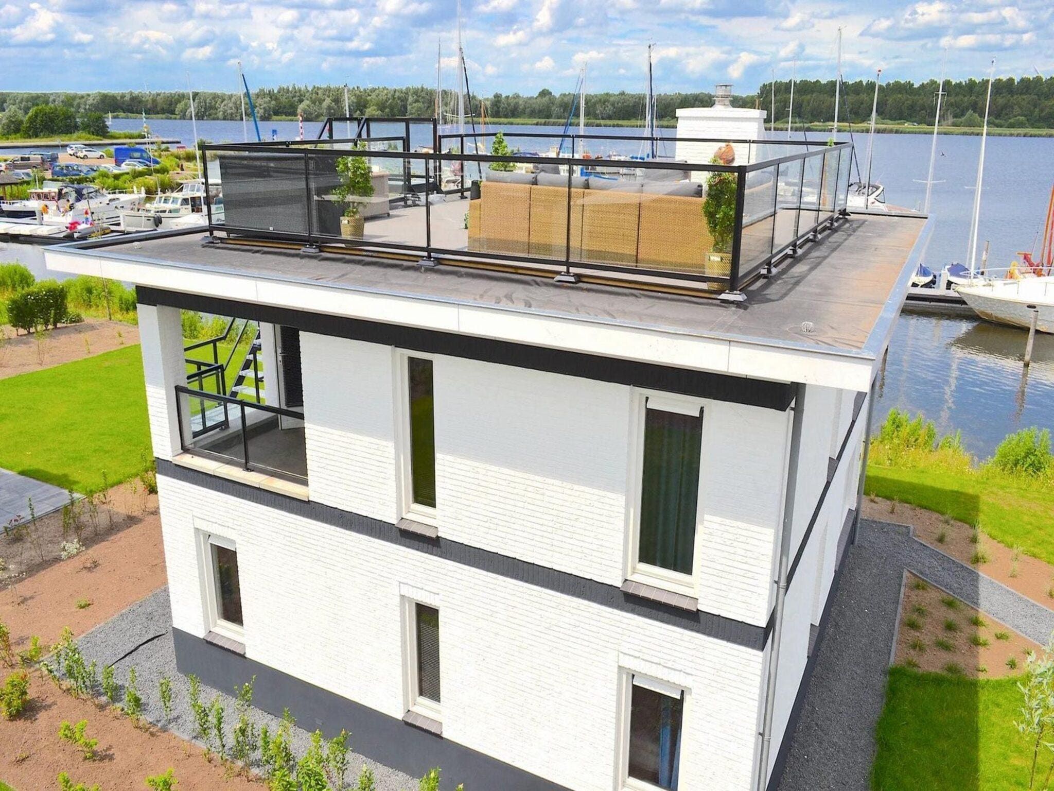 De buitenkant van Villa Meerzicht 8 in Nijkerk