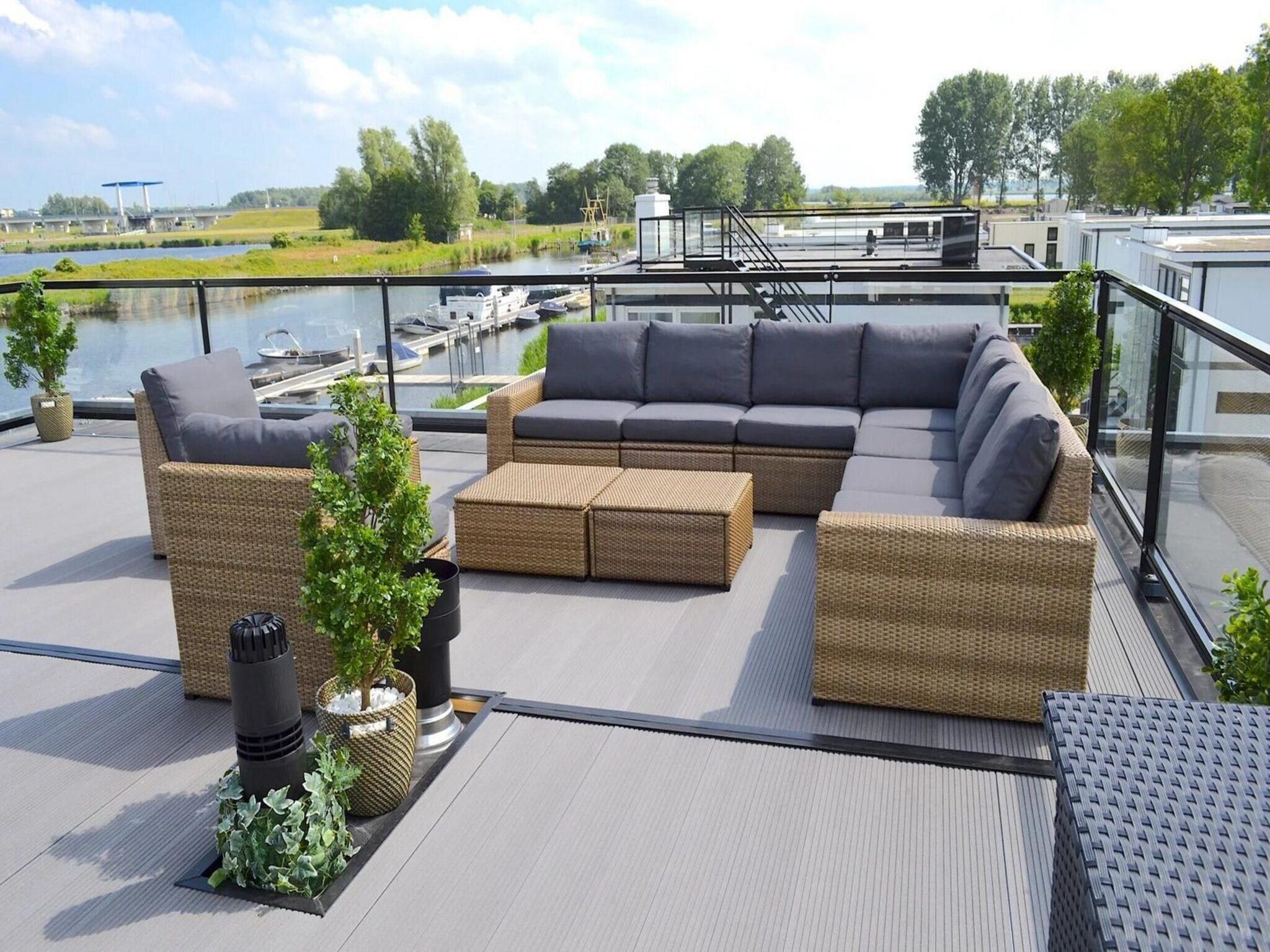 Het terras van Villa Meerzicht 8 in Nijkerk