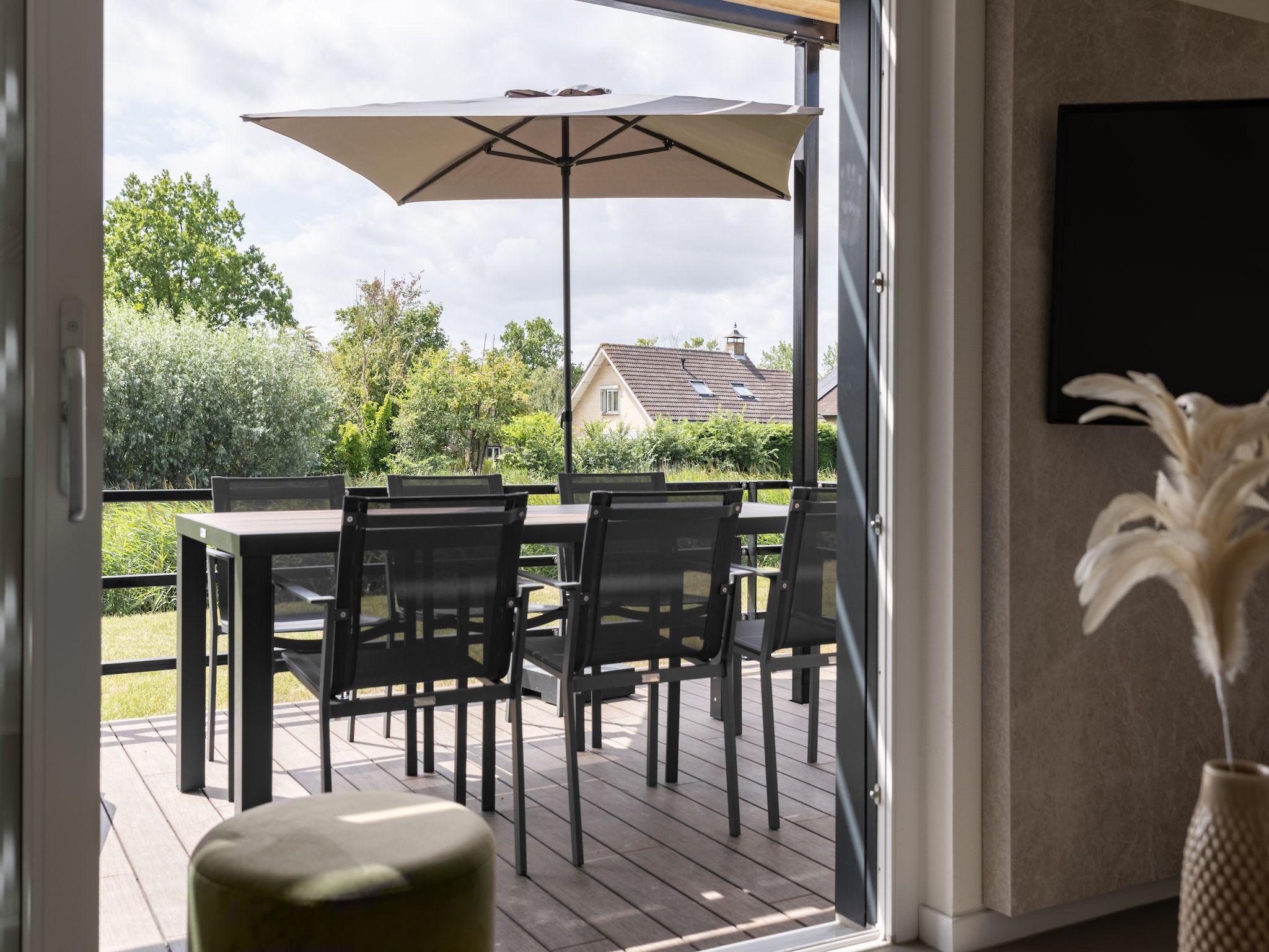 Het terras van Vakantiepark Zeebad 12 in Breskens