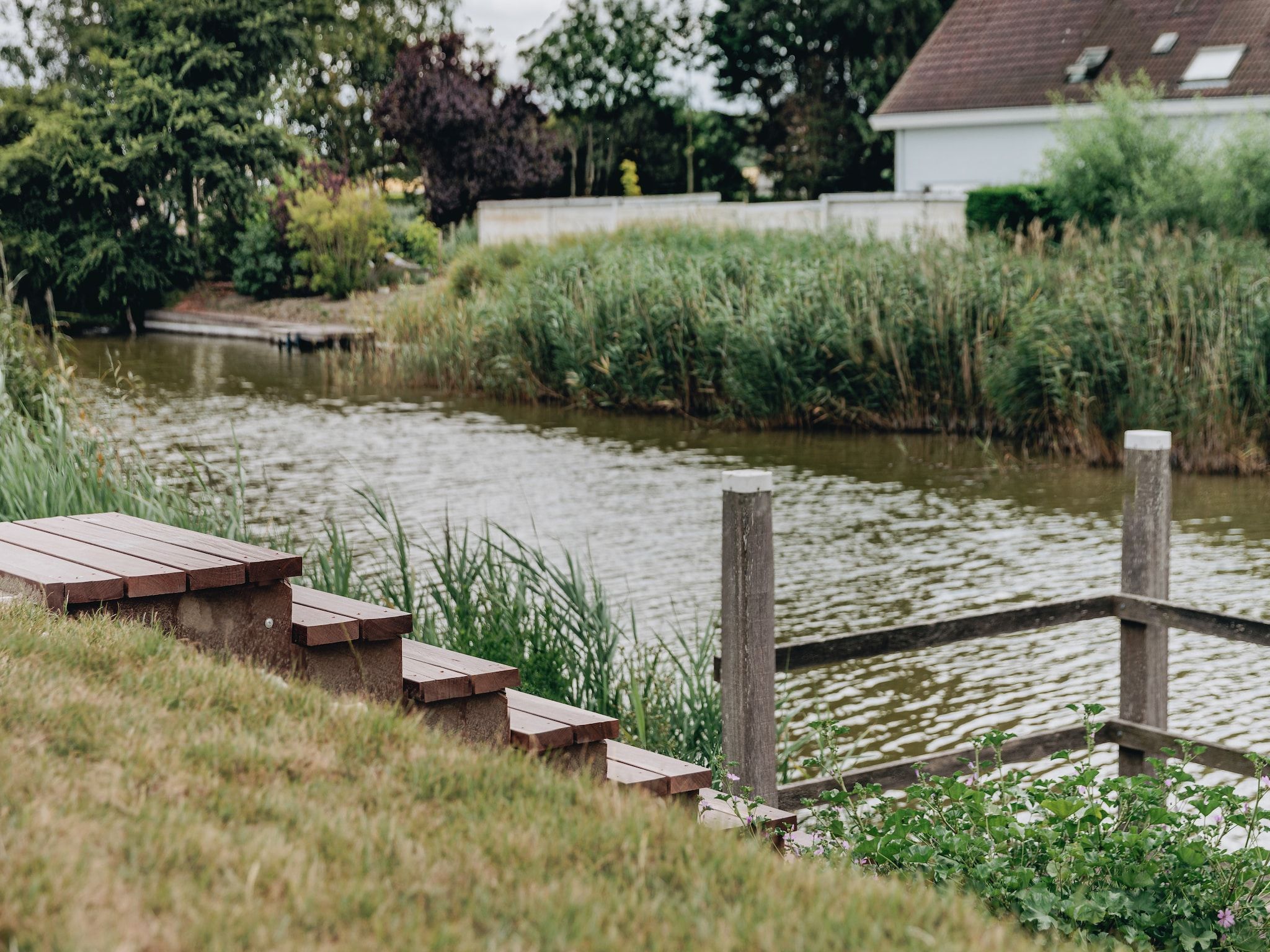 Het terras van Vakantiepark Zeebad 12 in Breskens