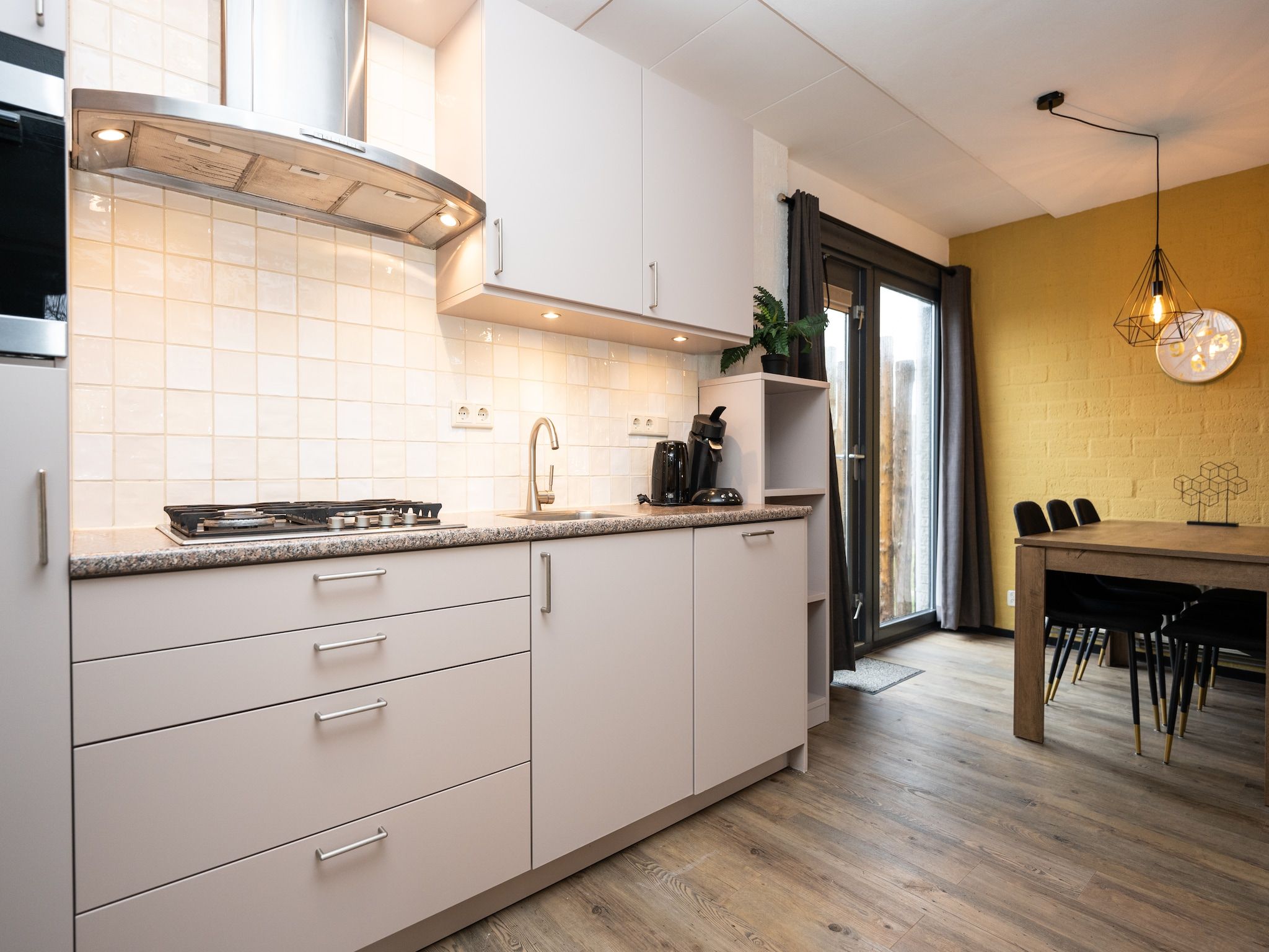 De keuken van Vakantiepark 't Eibernest Texel 4 in De Cocksdorp