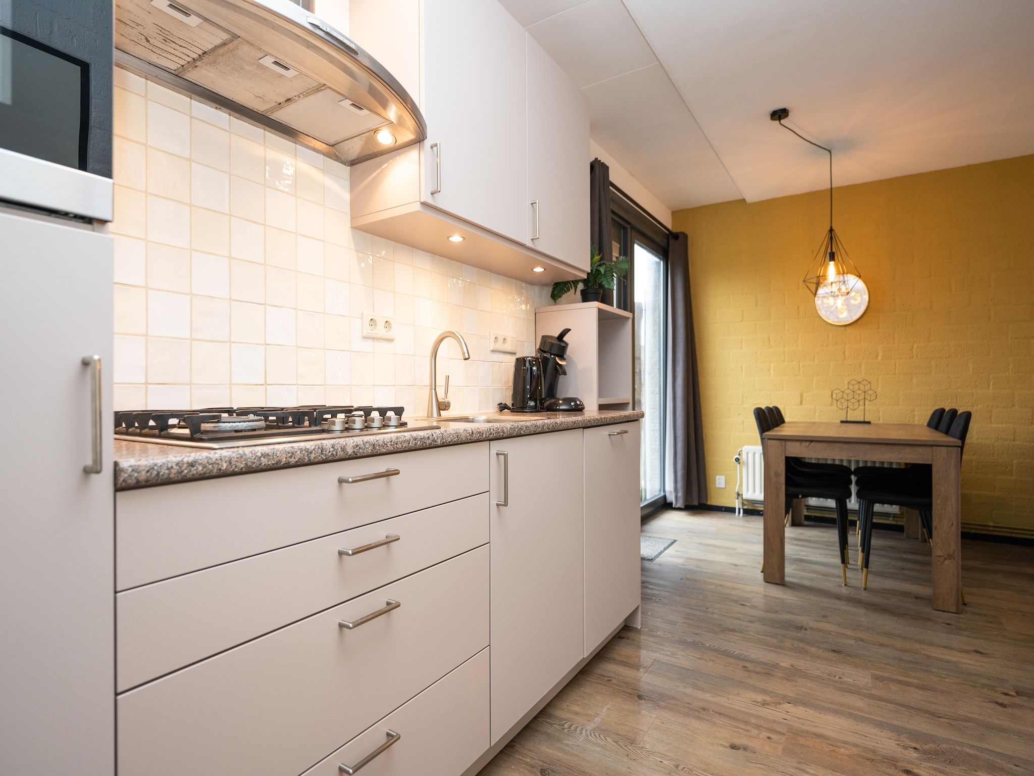 De keuken van Vakantiepark 't Eibernest Texel 4 in De Cocksdorp