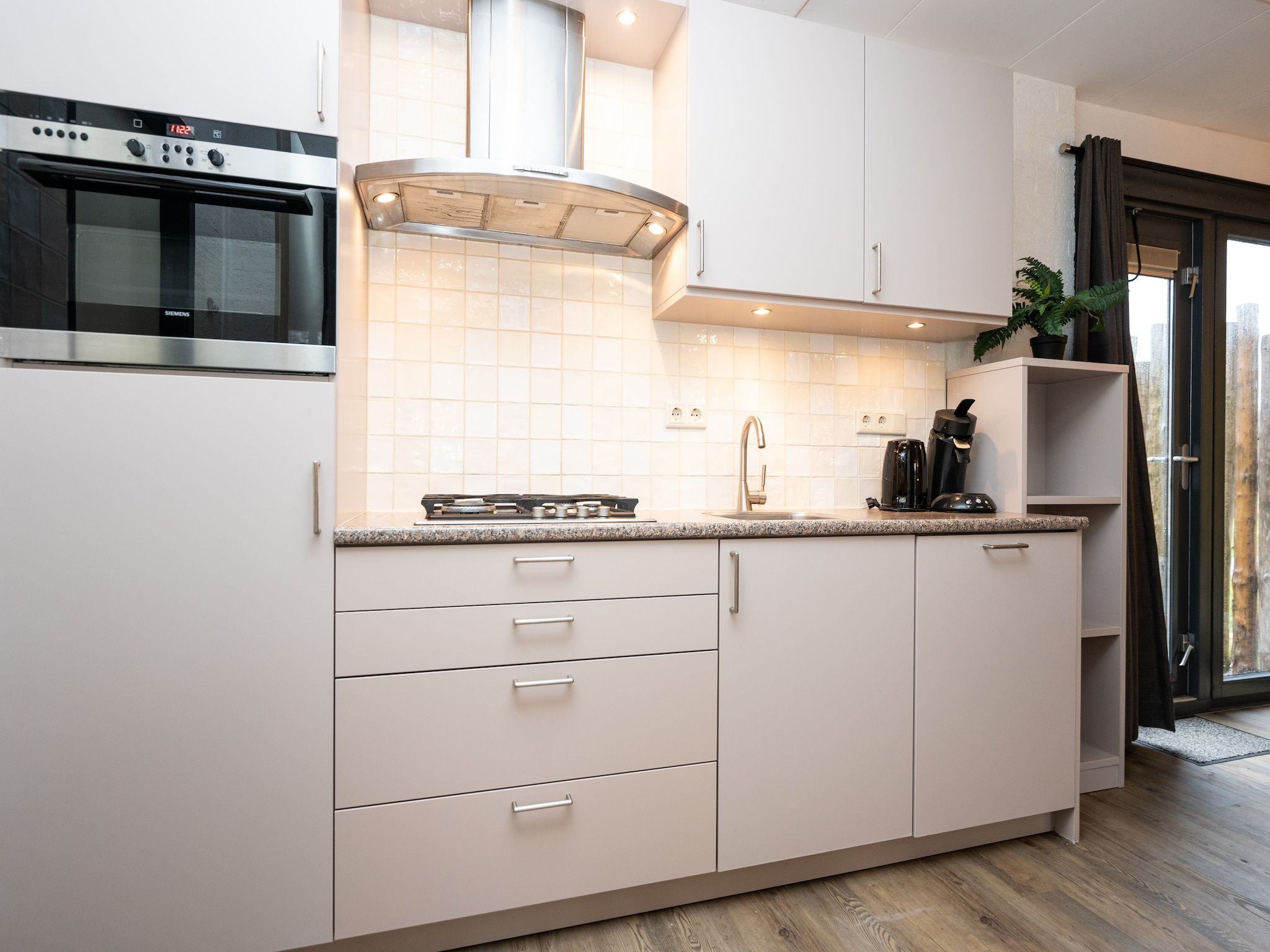 De keuken van Vakantiepark 't Eibernest Texel 4 in De Cocksdorp