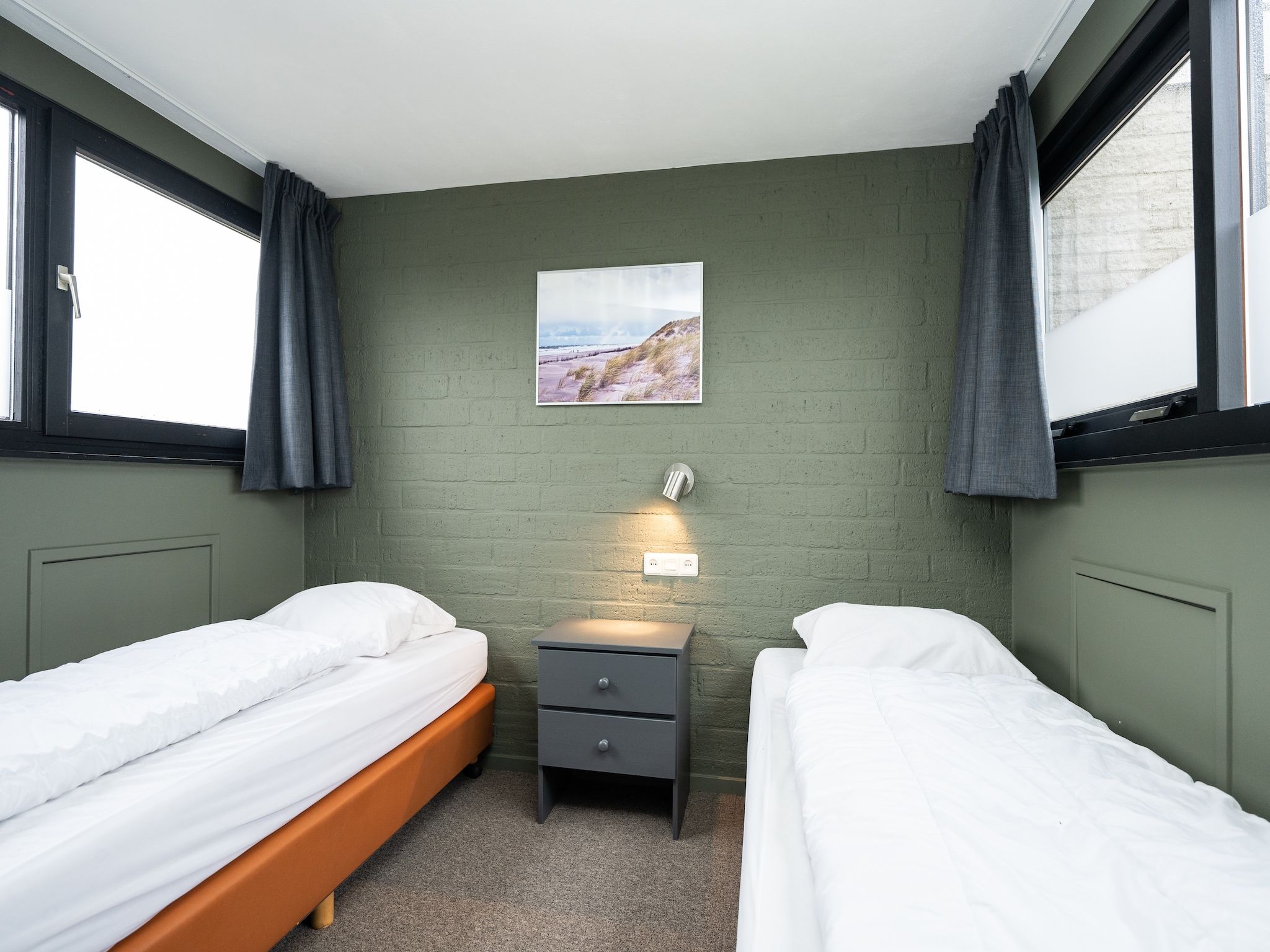 Een slaapkamer van Vakantiepark 't Eibernest Texel 4 in De Cocksdorp