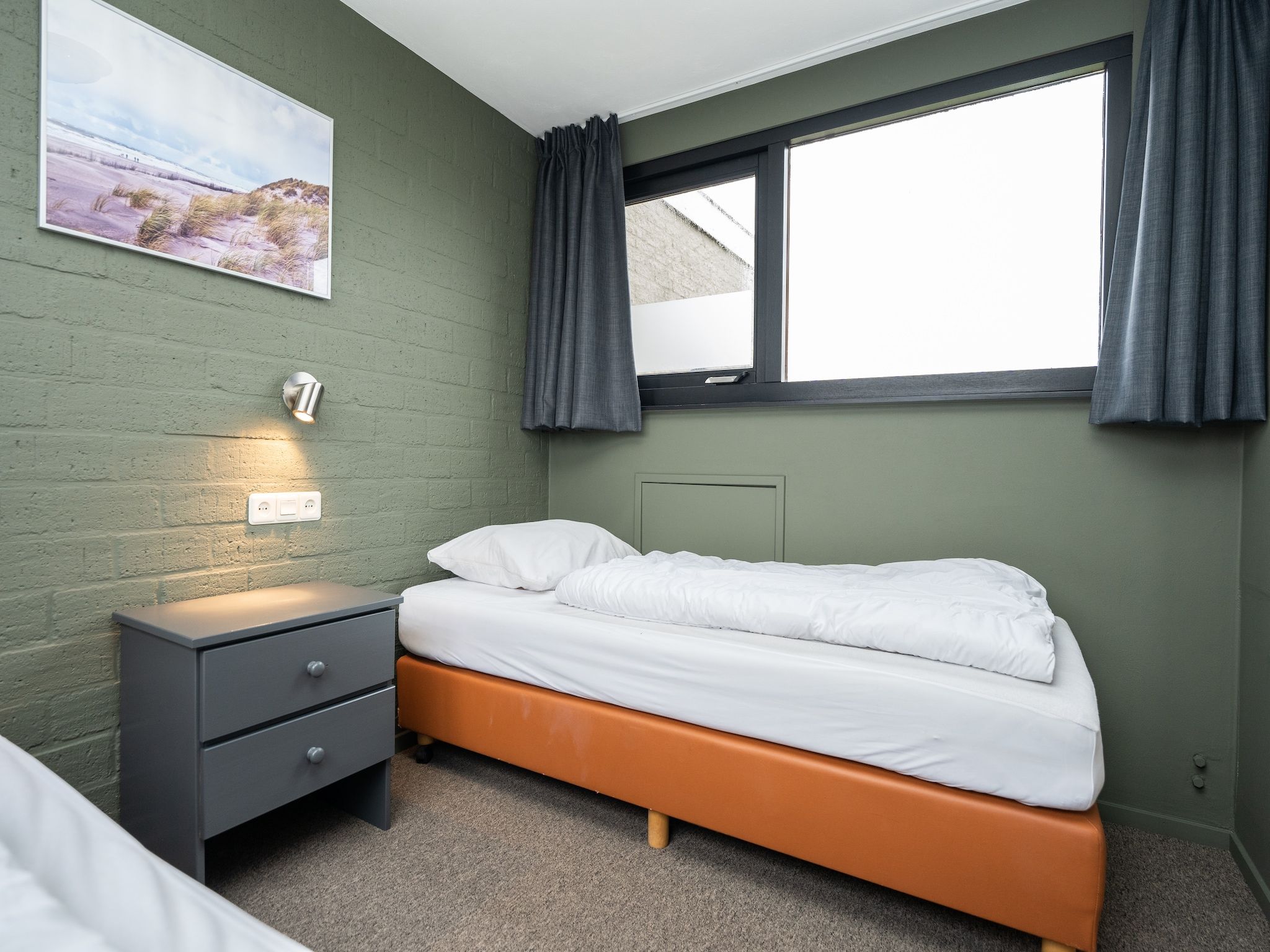 Een slaapkamer van Vakantiepark 't Eibernest Texel 4 in De Cocksdorp