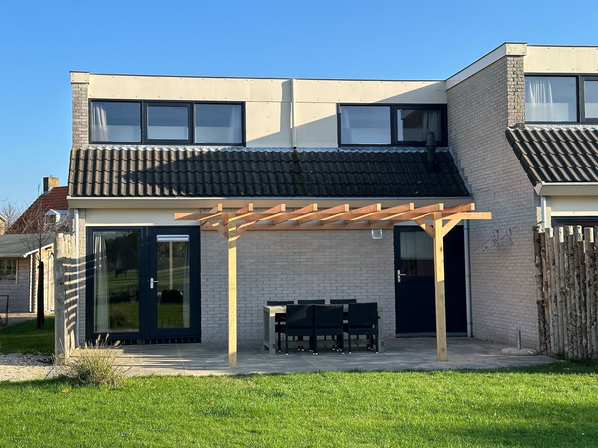 De buitenkant van Vakantiepark 't Eibernest Texel 4 in De Cocksdorp