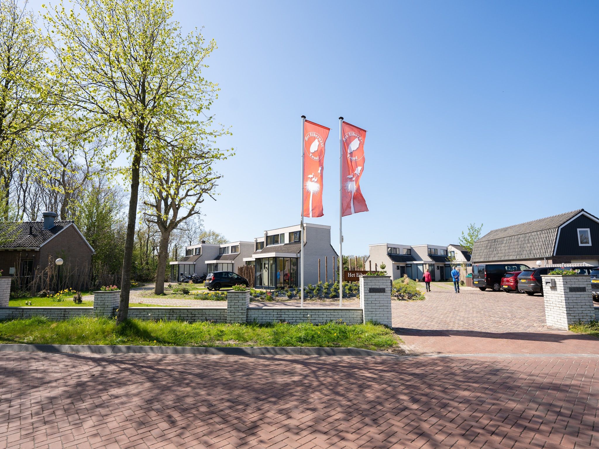 De buitenkant van Vakantiepark 't Eibernest Texel 5 in De Cocksdorp