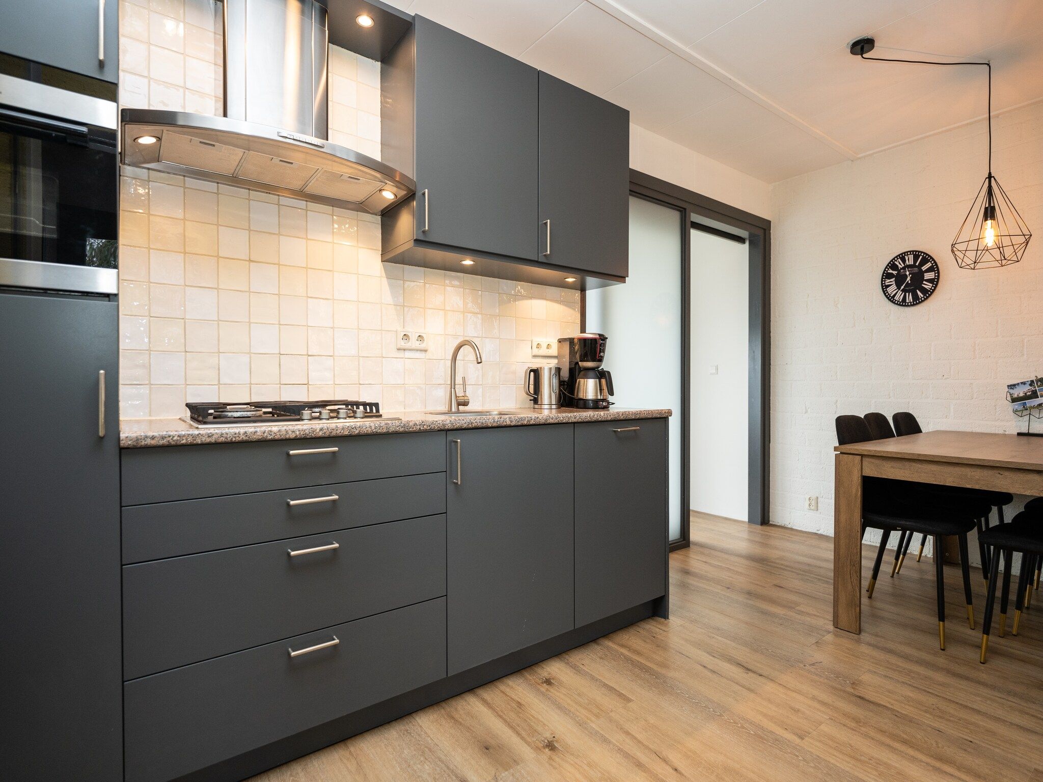 De keuken van Vakantiepark 't Eibernest Texel 6 in De Cocksdorp