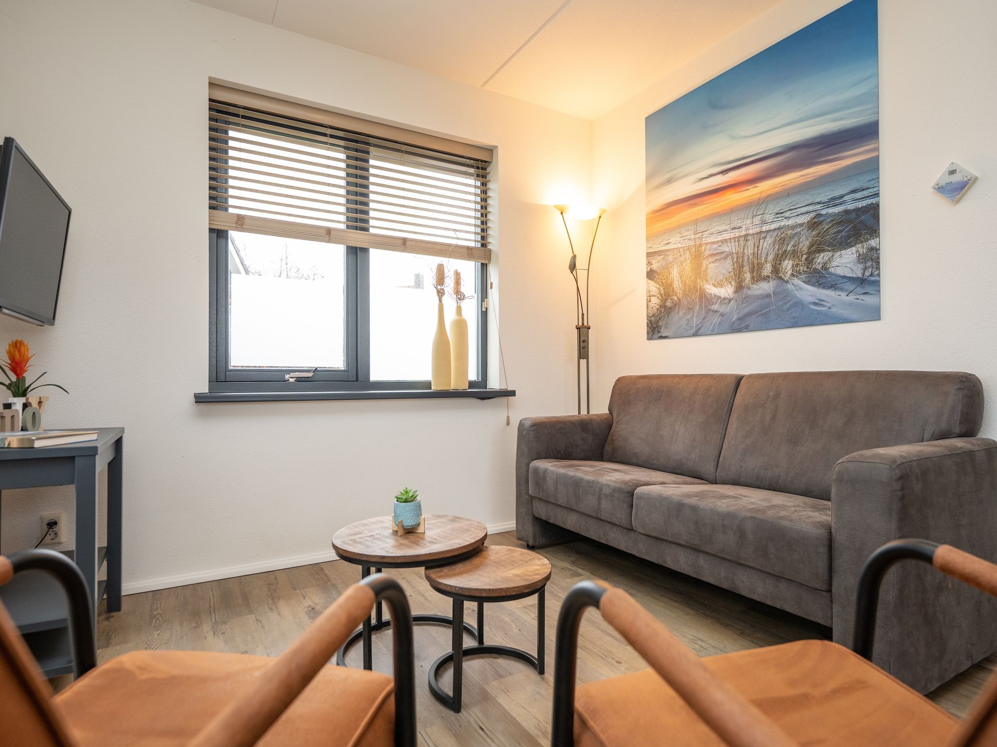 De woonkamer van Vakantiepark 't Eibernest Texel 7 in De Cocksdorp