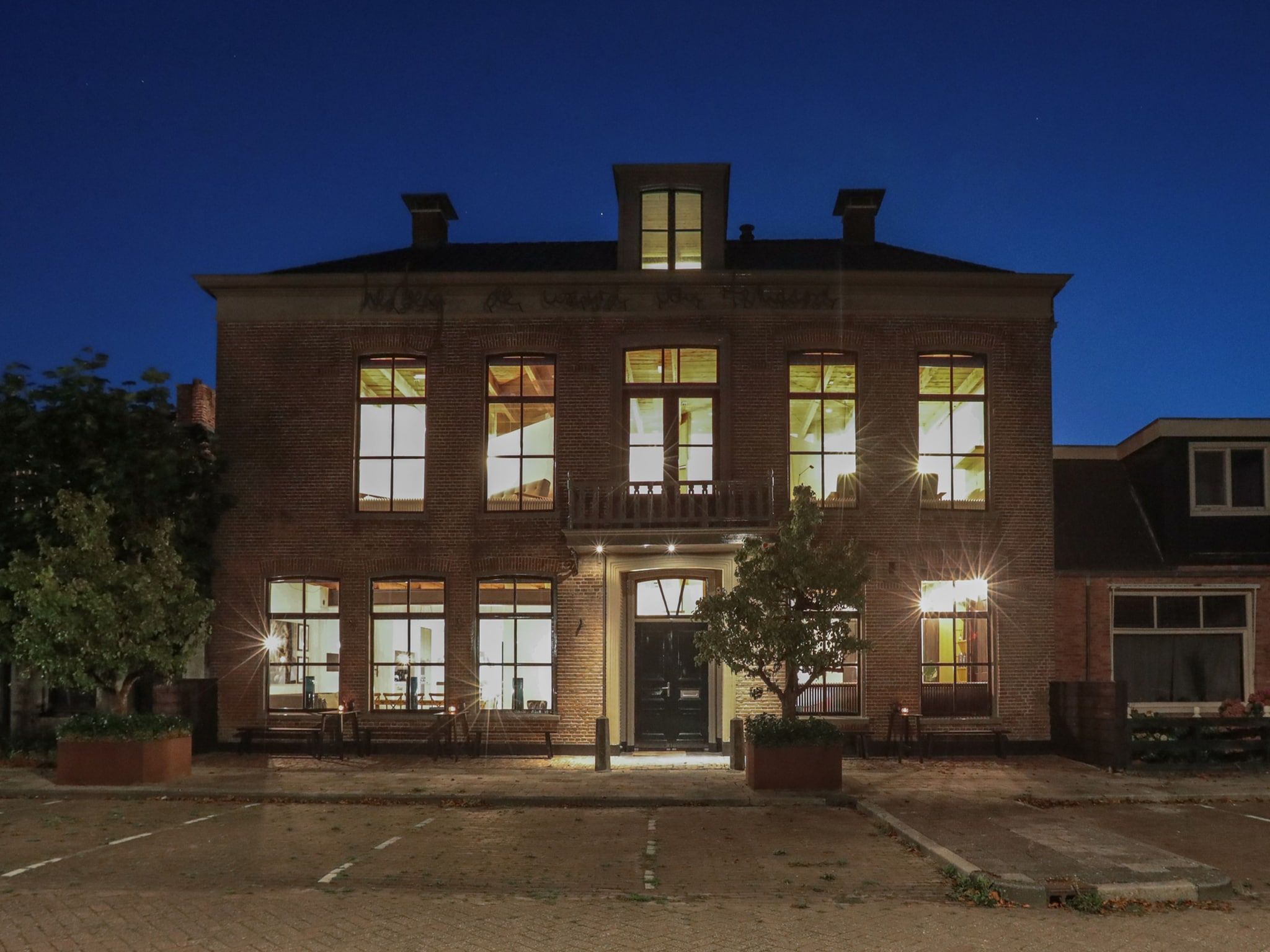 De buitenkant van 'Herberg De Waard van Ternaard' in Ternaard