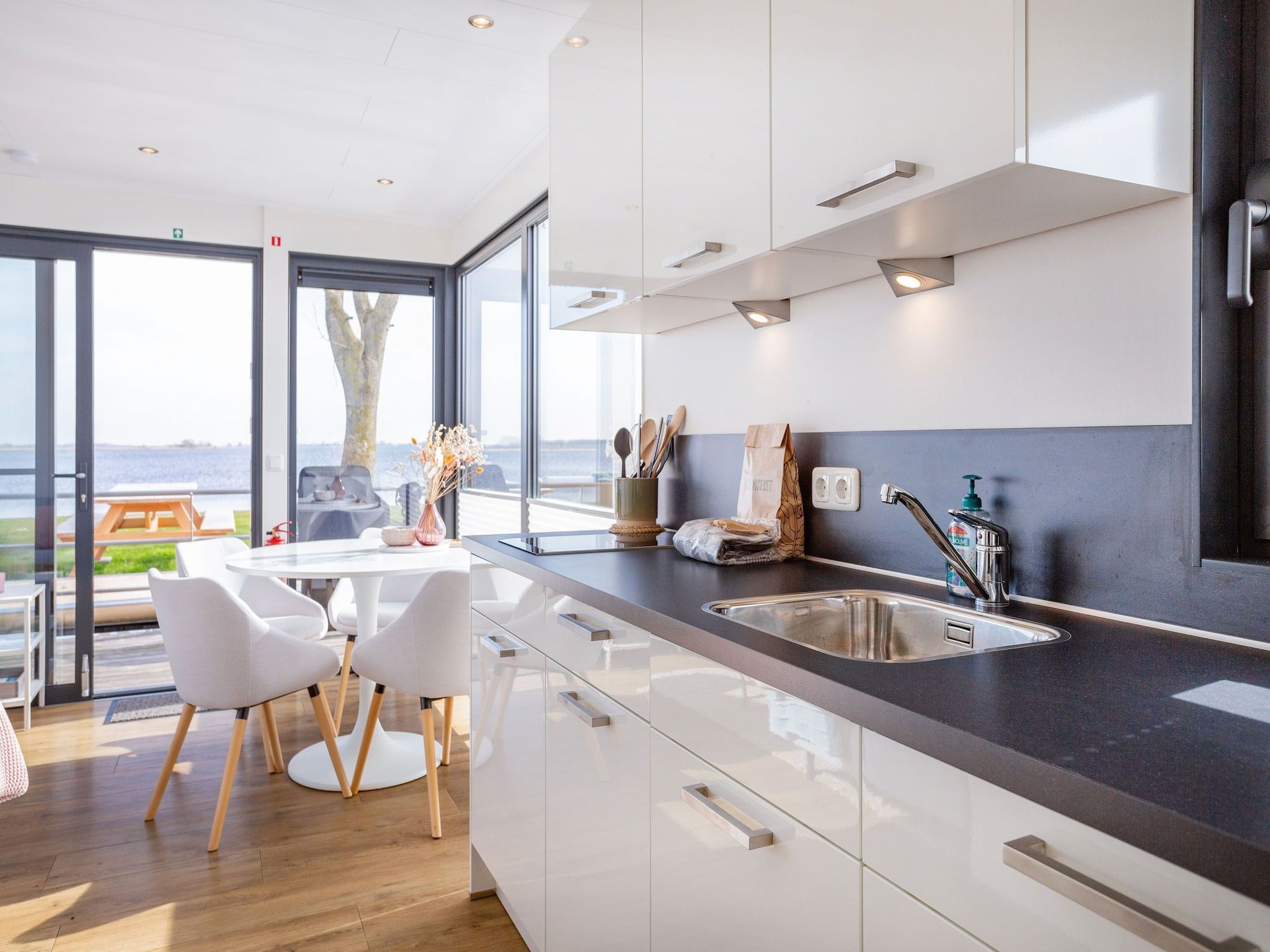 De keuken van Houseboat Agua Dolce in Offingawier