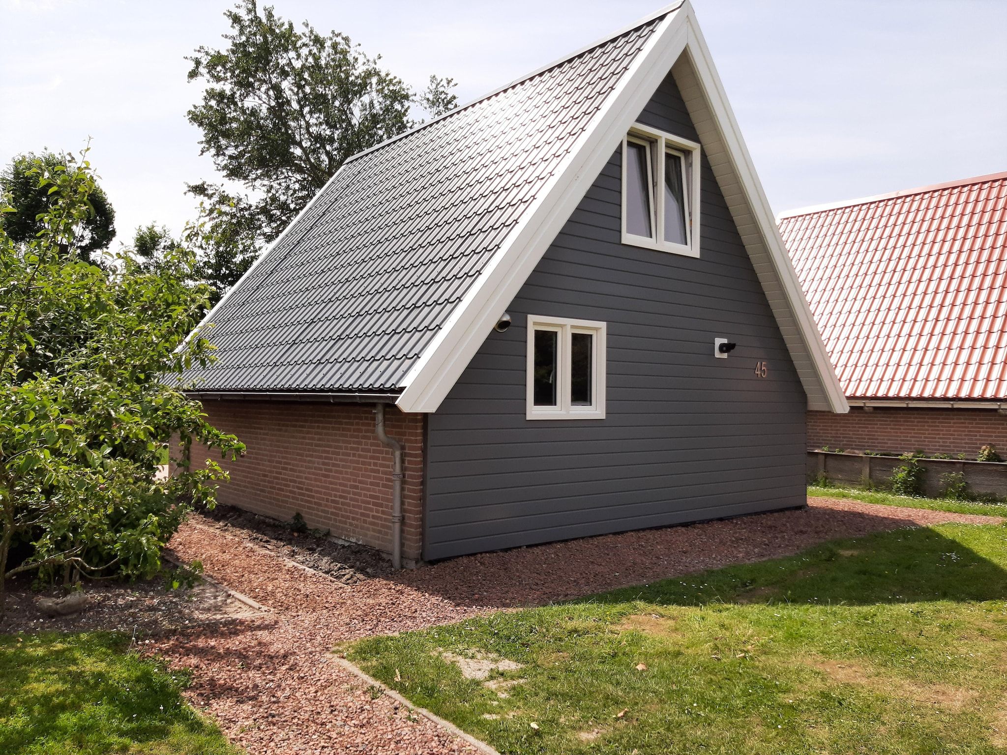 De buitenkant van Vakantiehuis DJEZ in Tuitjenhorn