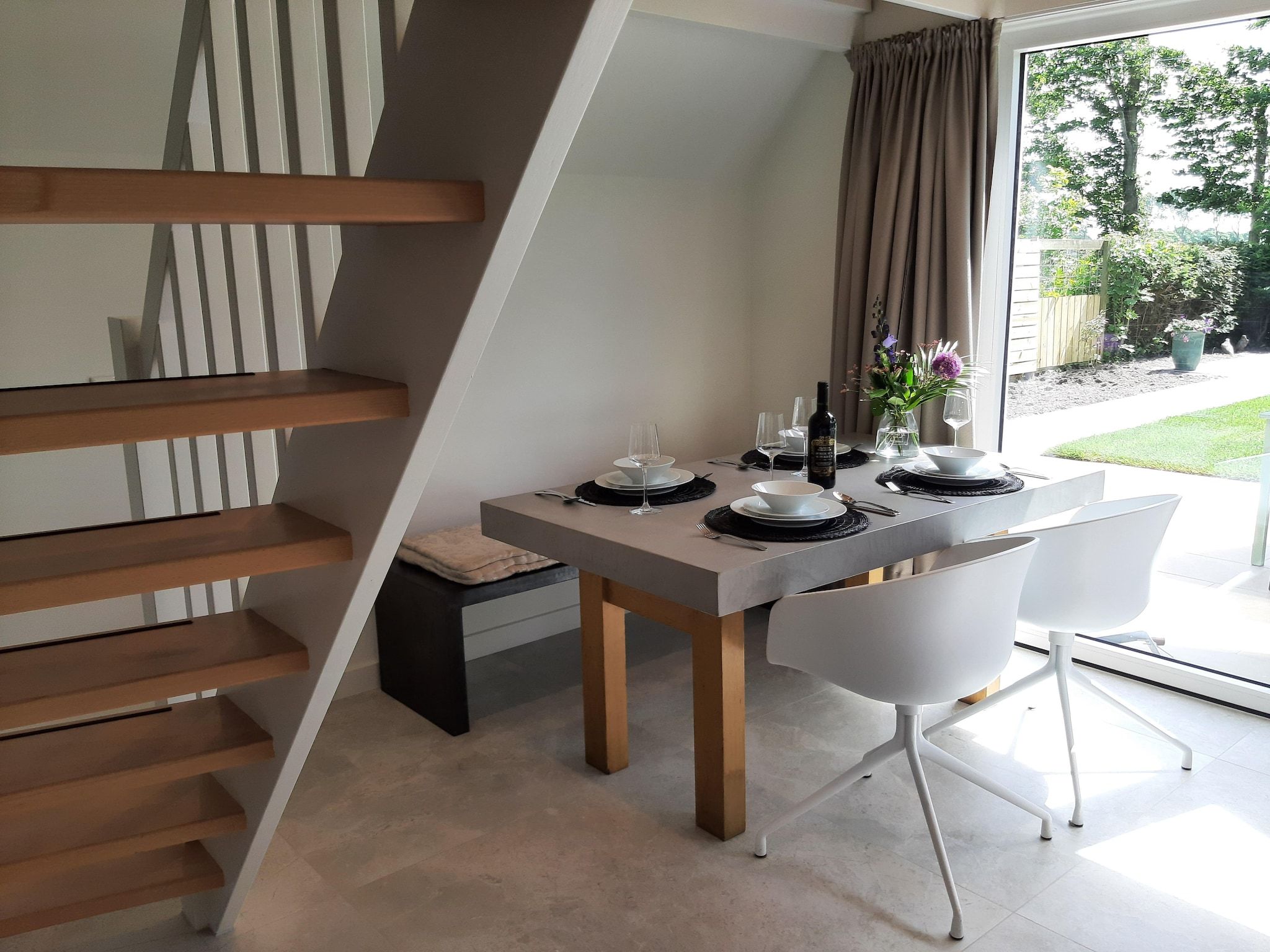 De eetkamer van Vakantiehuis DJEZ in Tuitjenhorn