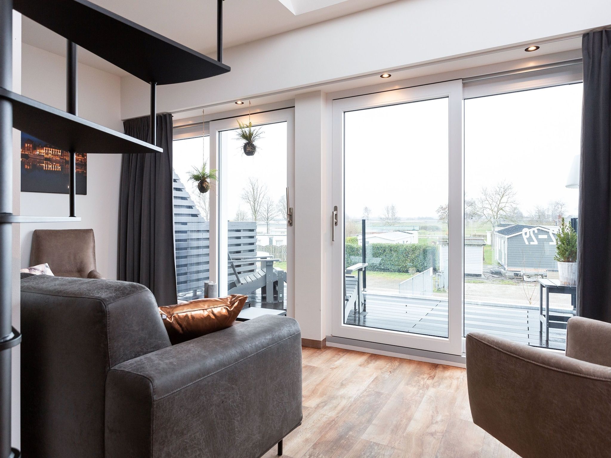 De woonkamer van Paviljoenwei 12-29 in Offingawier