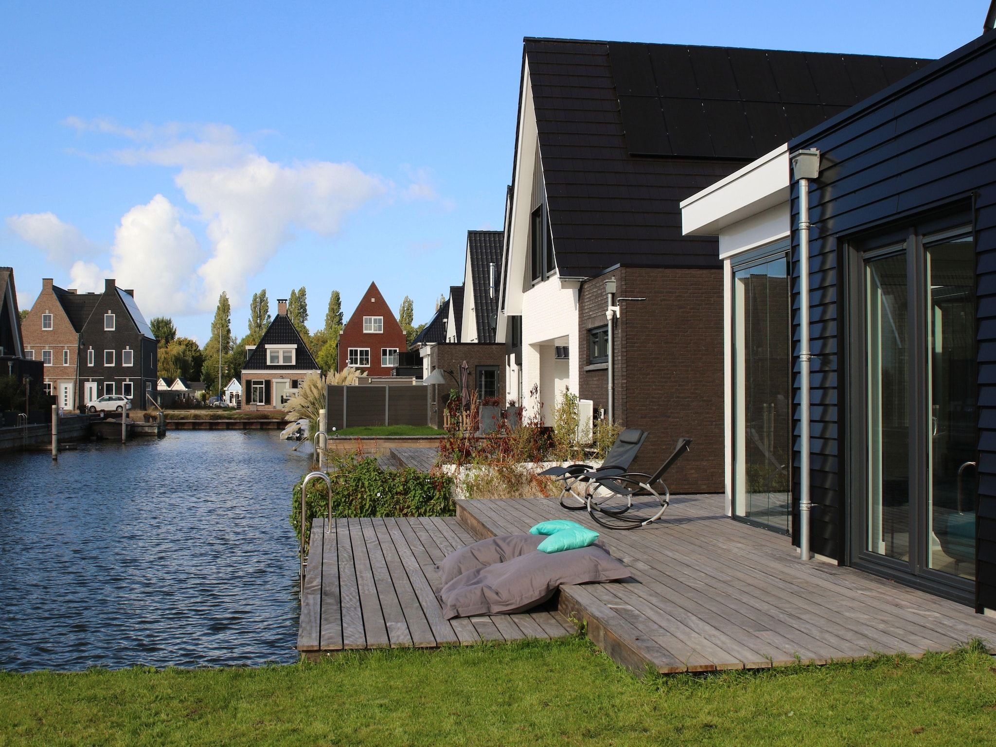 Het terras van Luxe villa aan het water in Stavoren