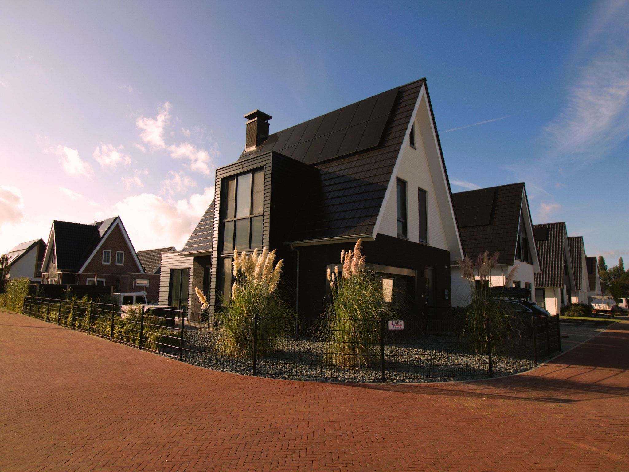 De buitenkant van Luxe villa aan het water in Stavoren