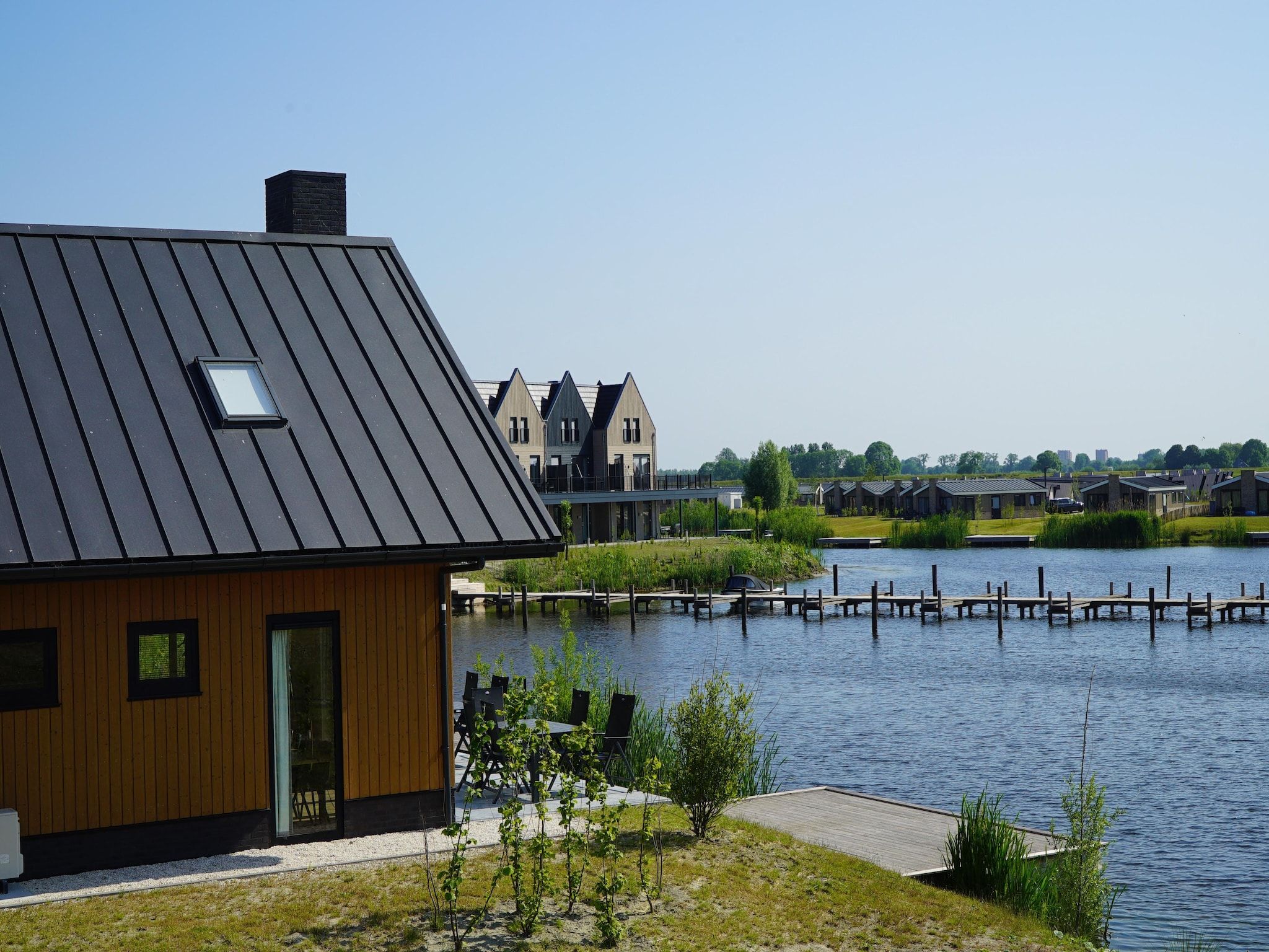 De tuin van Resort De IJssel Eilanden 8 in Kampen