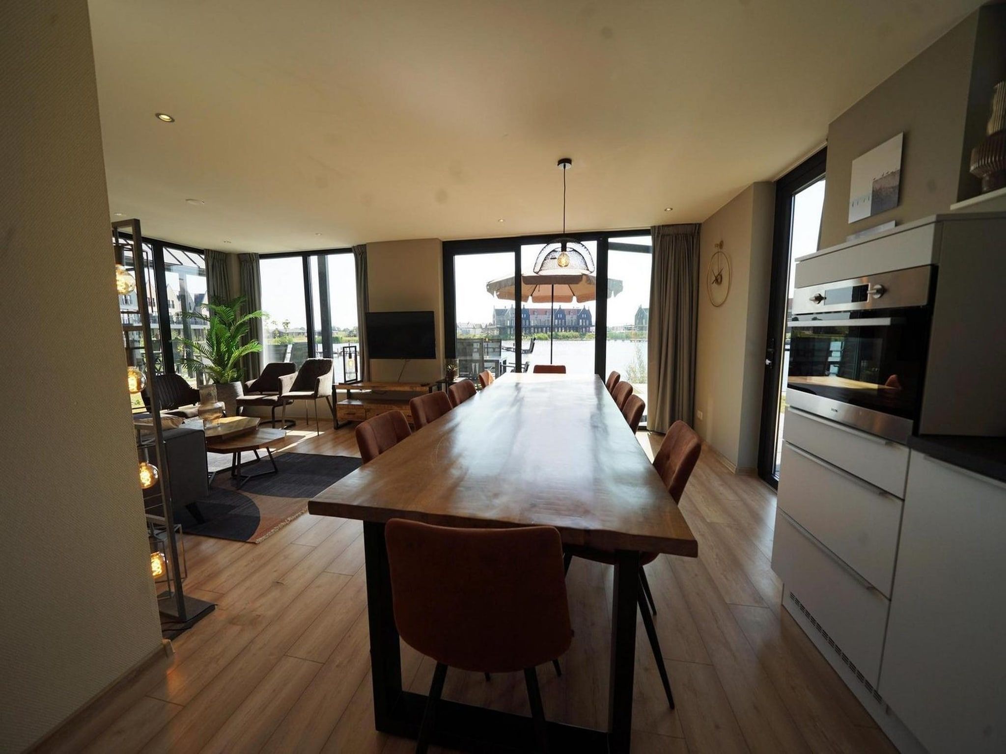 De eetkamer van Resort De IJssel Eilanden 8 in Kampen