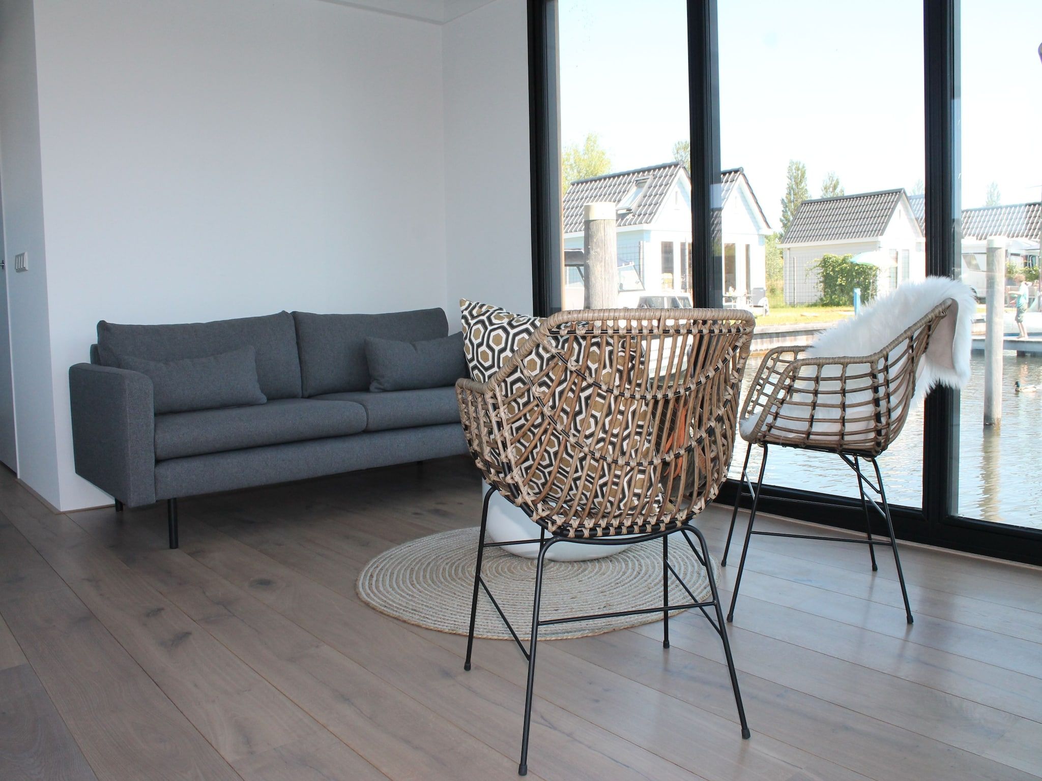 De woonkamer van Boat House Stavoren in Stavoren