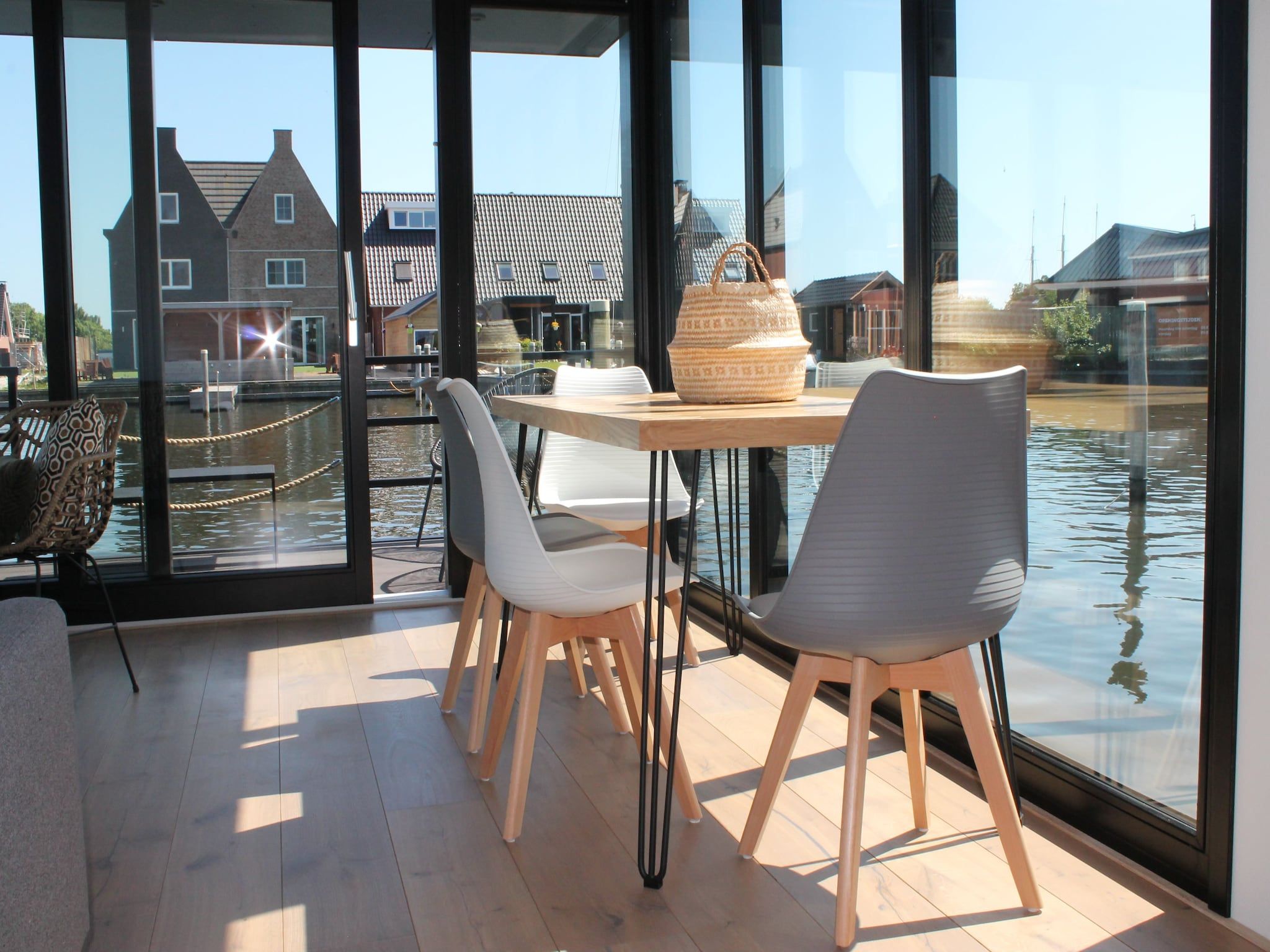 De eetkamer van Boat House Stavoren in Stavoren