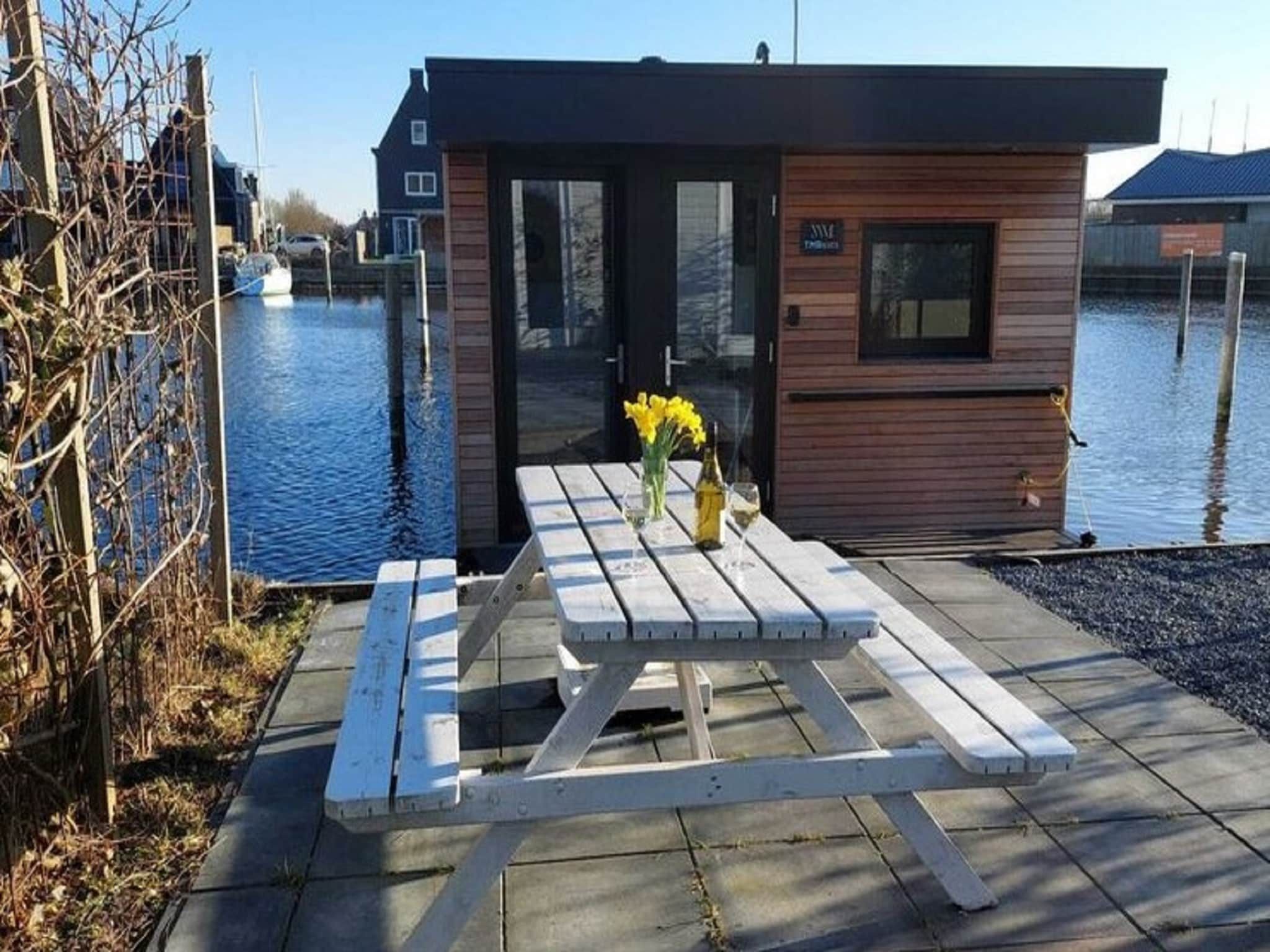 De tuin van Boat House Stavoren in Stavoren