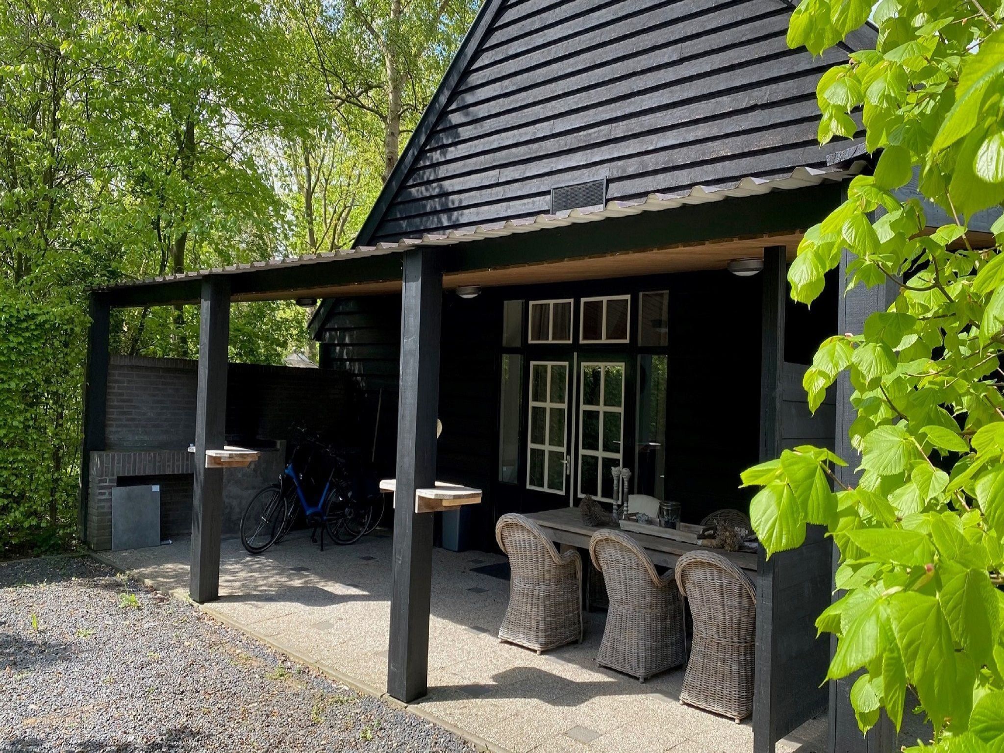 Het terras van Vakantiepark de Tabaksschuur 4 in Elst