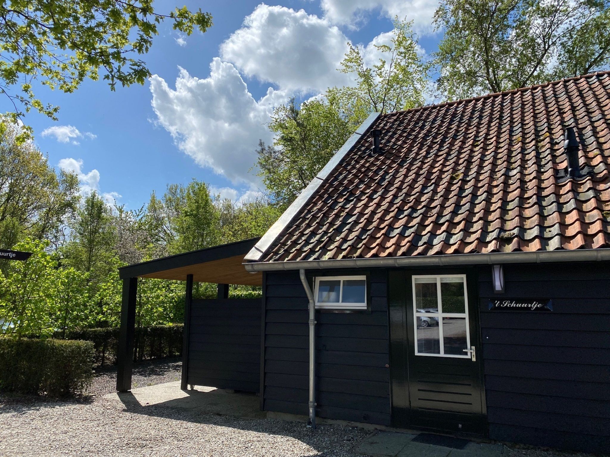 De buitenkant van Vakantiepark de Tabaksschuur 4 in Elst