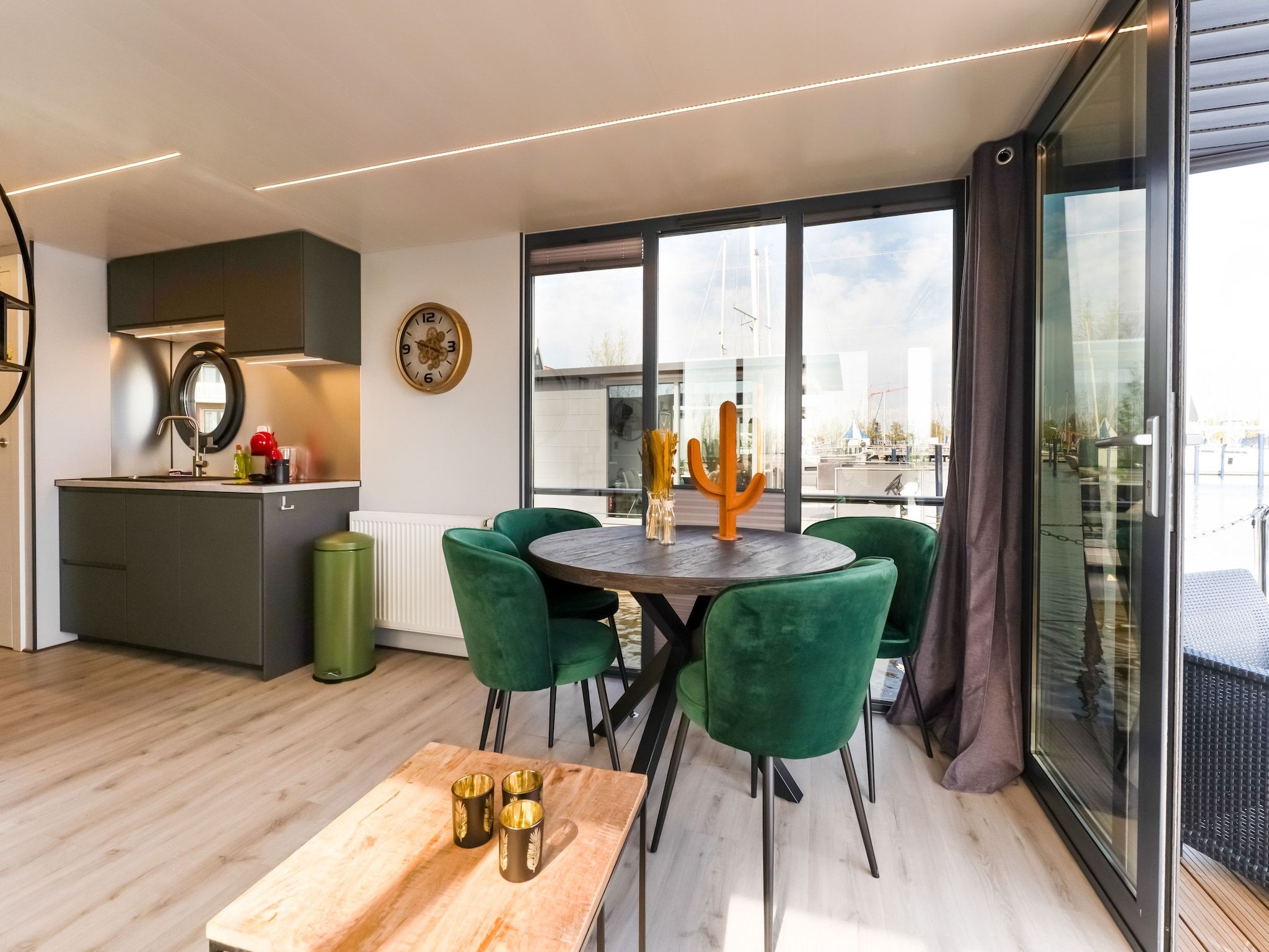 De eetkamer van La Belle Vie in Volendam