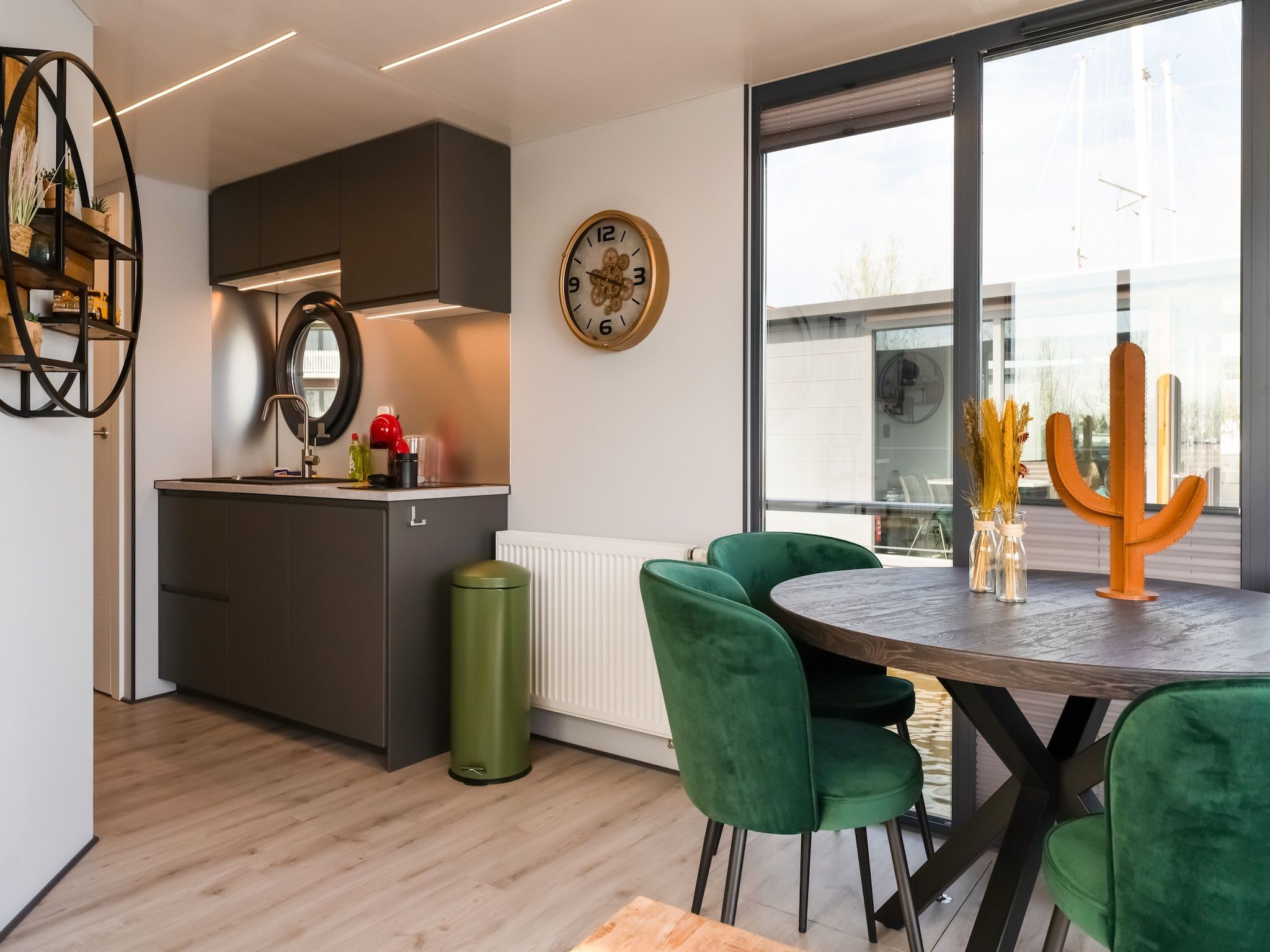 De eetkamer van La Belle Vie in Volendam