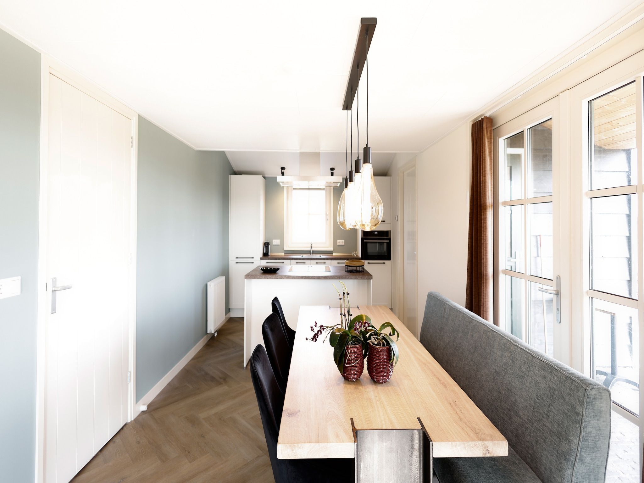 De eetkamer van Recreatiepark Wiringherlant - Wiringher Villa 23 in Hippolytushoef