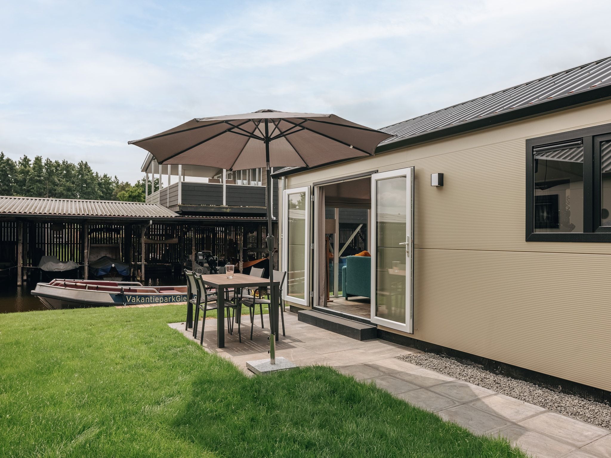 Het terras van Vakantiepark Giethoorn 8 in Giethoorn