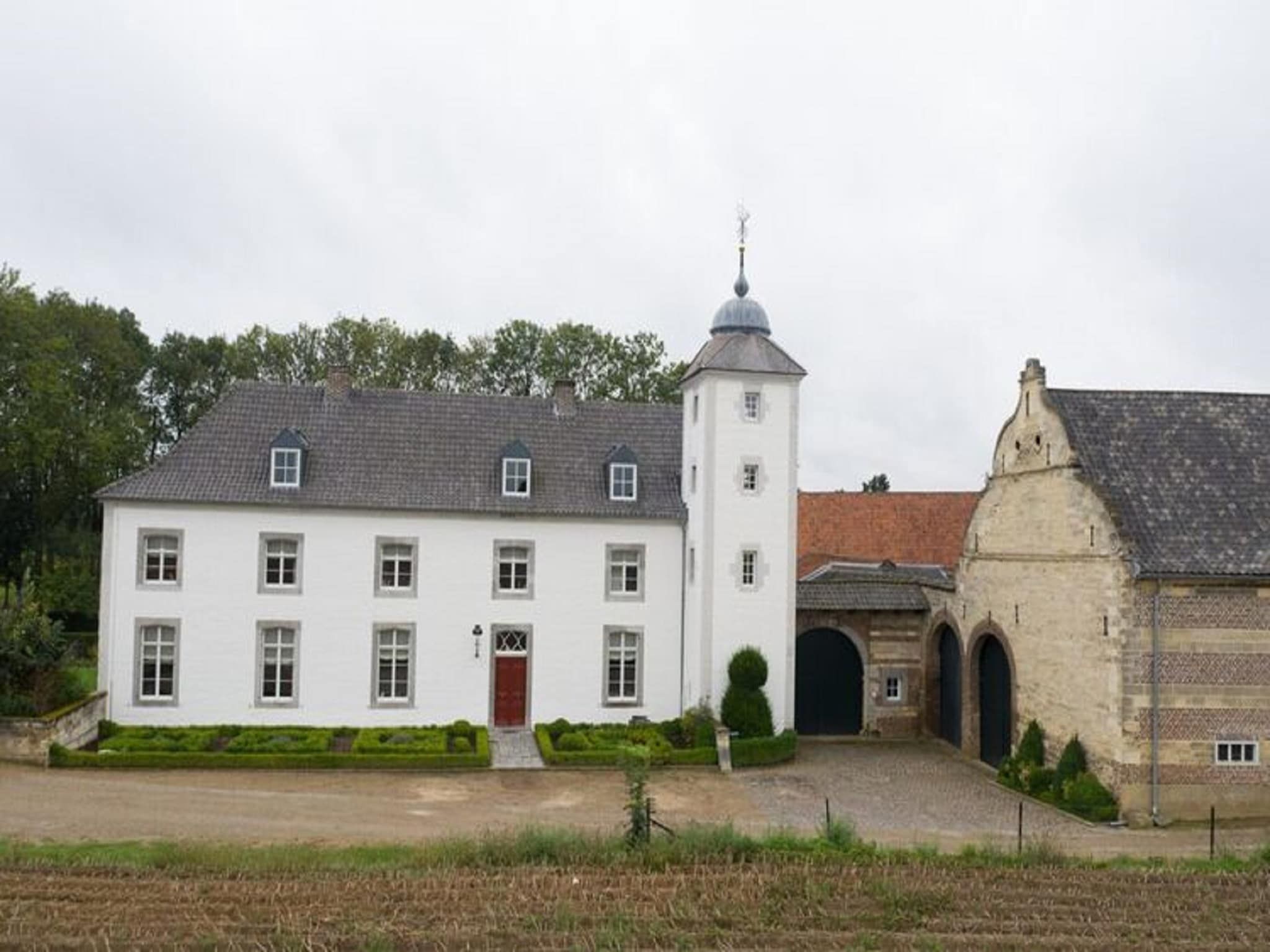 De buitenkant van Herenhoeve de Bockhof in Schimmert