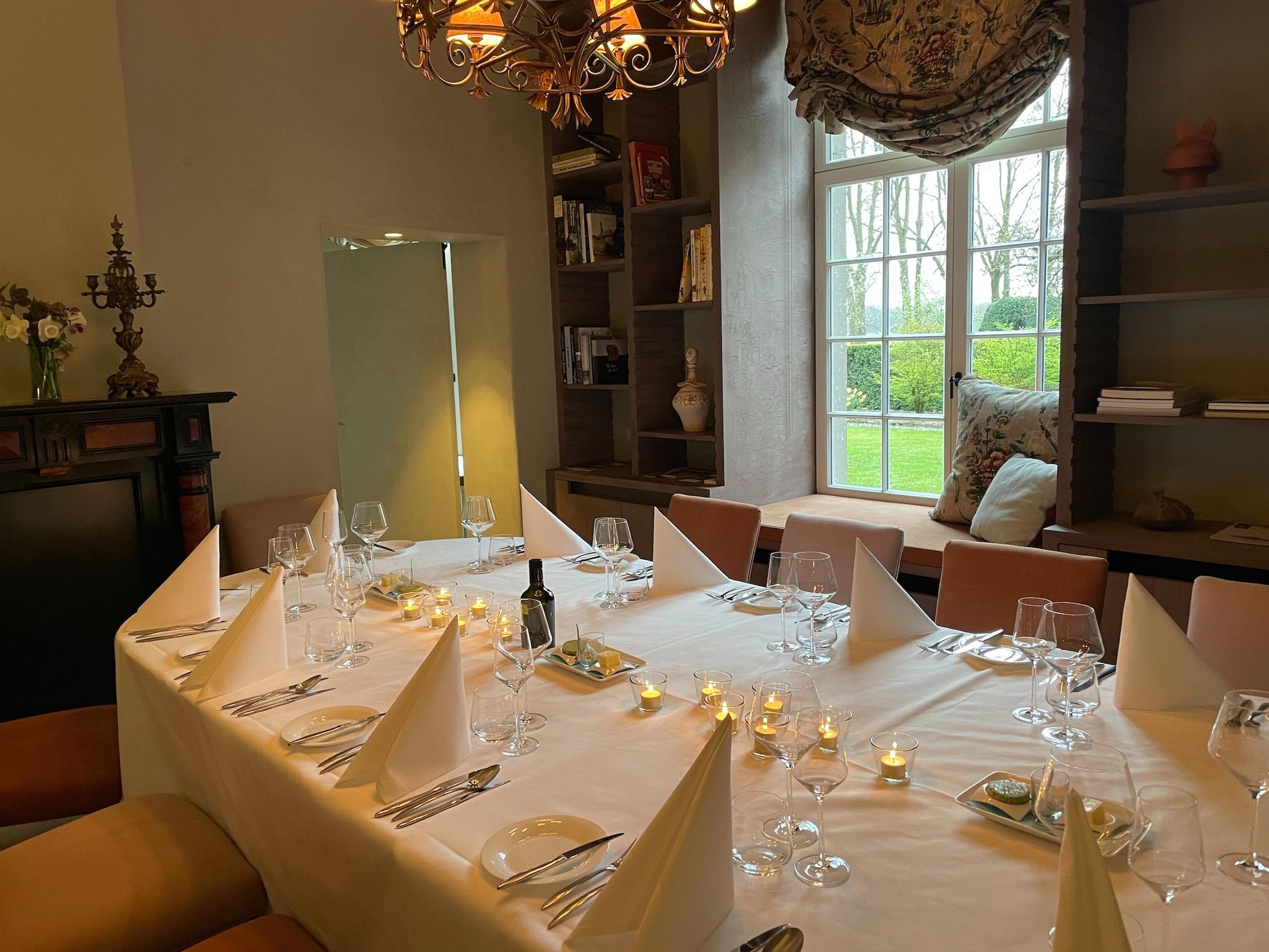 De eetkamer van Herenhoeve de Bockhof in Schimmert