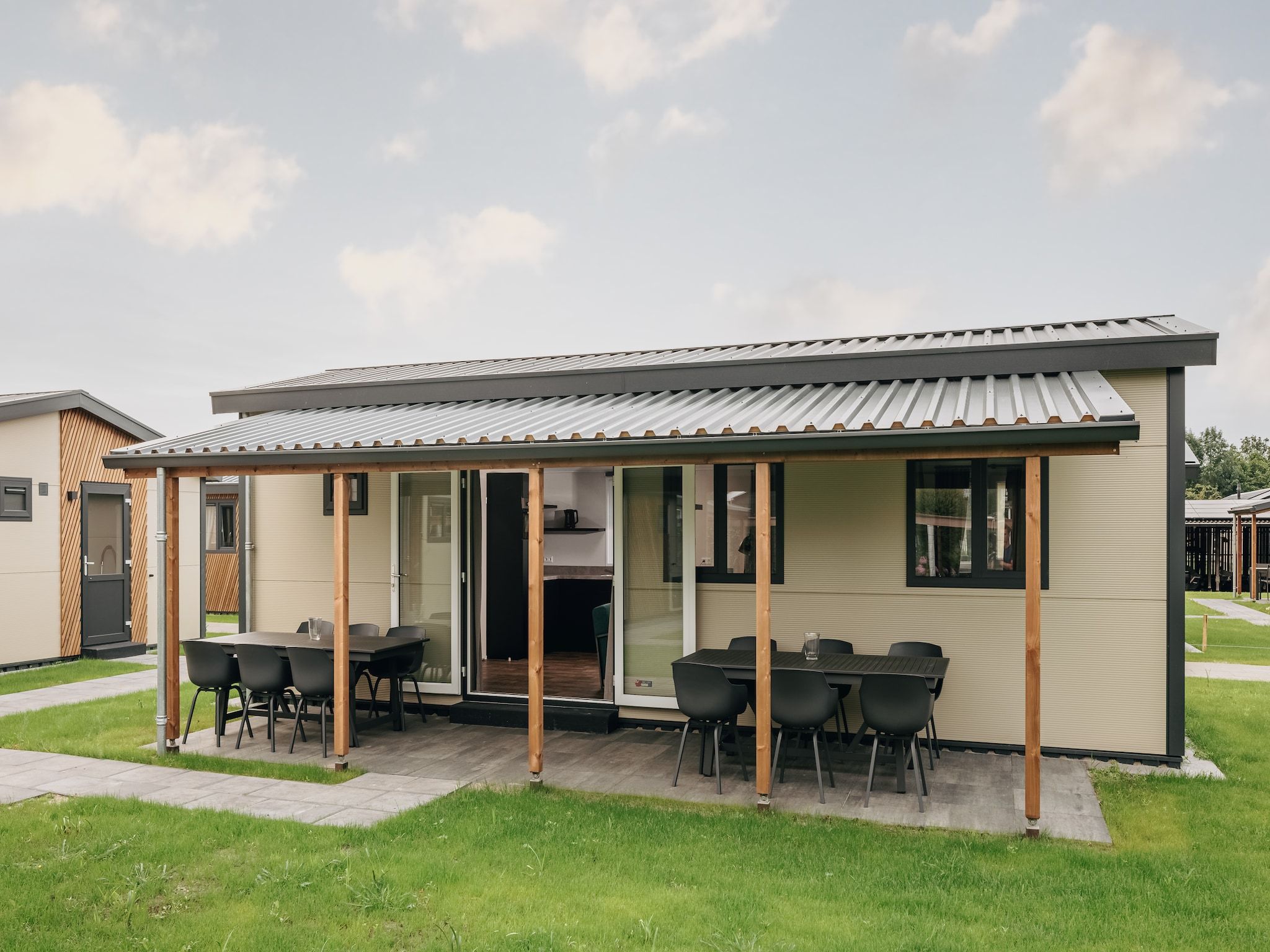 De buitenkant van Vakantiepark Giethoorn 10 in Giethoorn